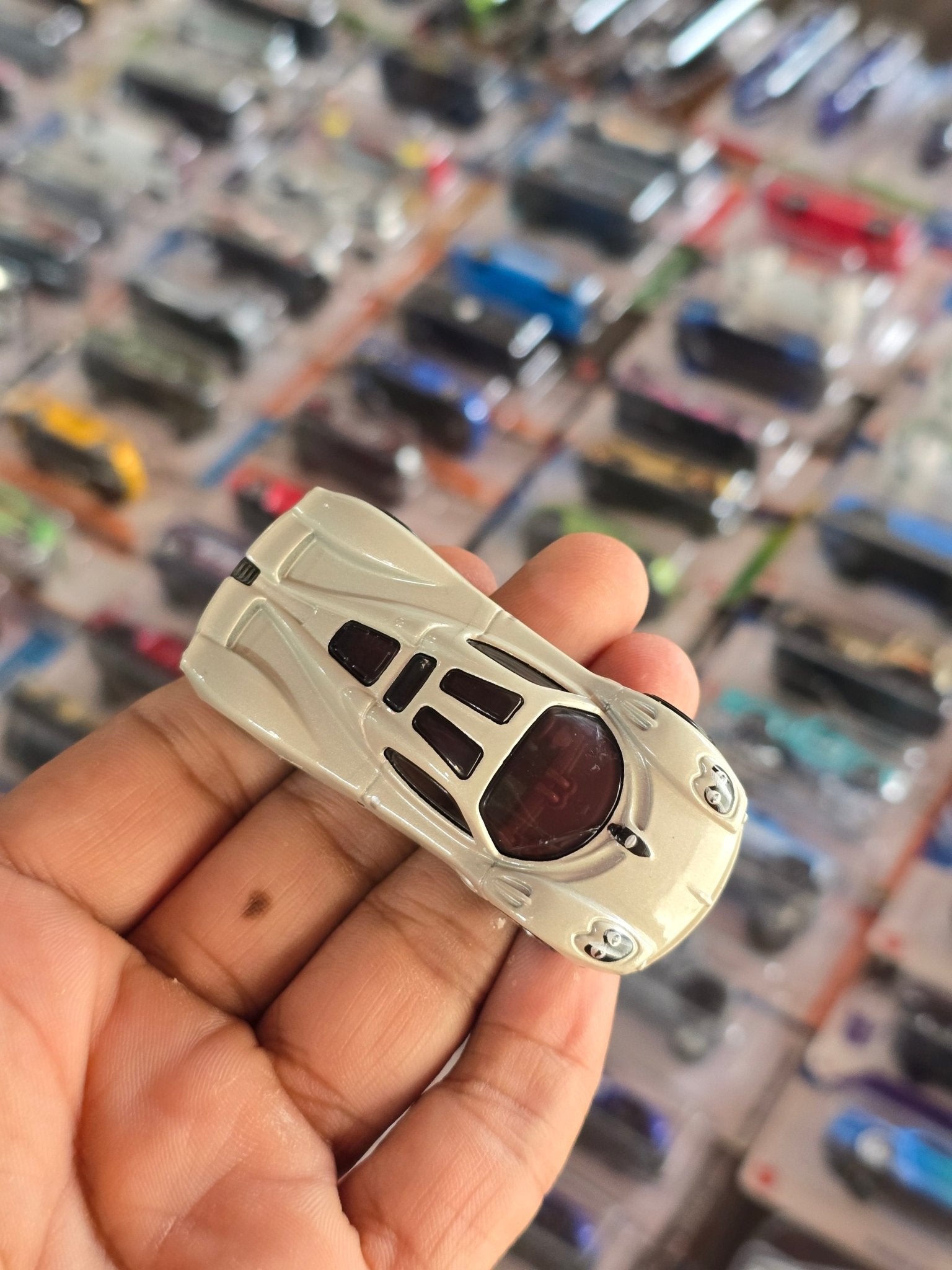 Hot Wheels Pagani Utopia (Uncarded) - Kinder Logs