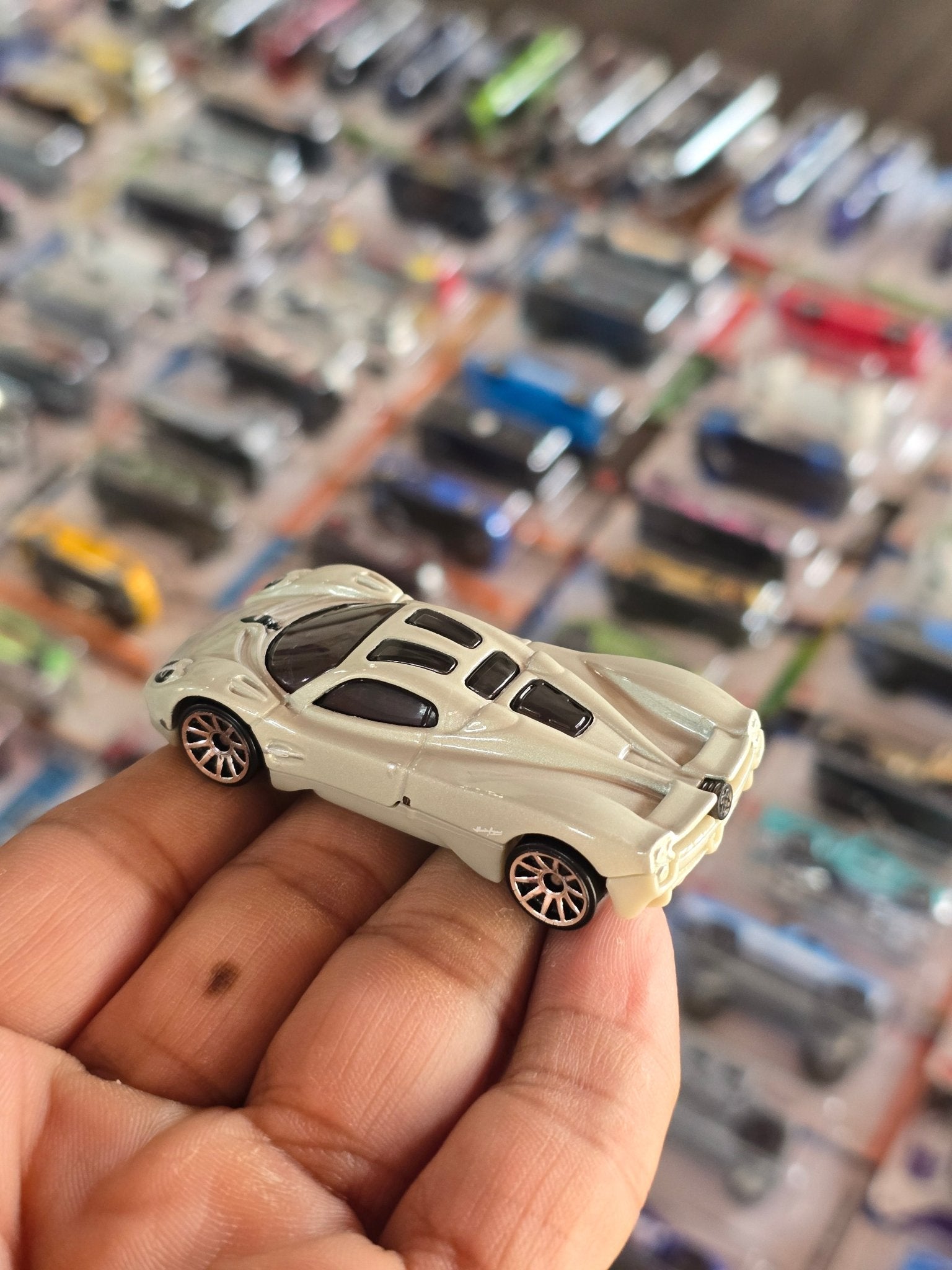 Hot Wheels Pagani Utopia (Uncarded) - Kinder Logs