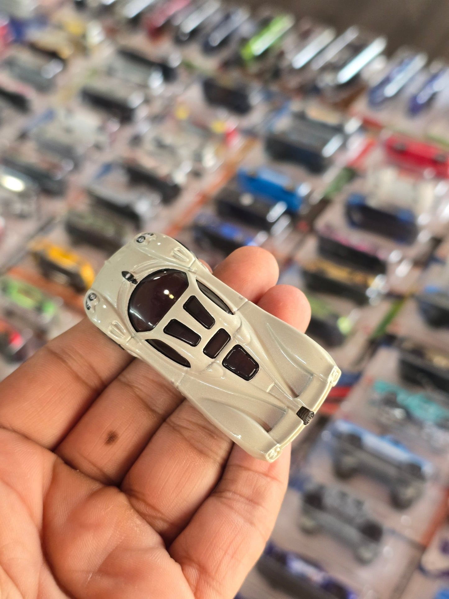 Hot Wheels Pagani Utopia (Uncarded) - Kinder Logs