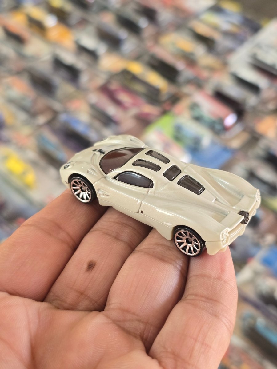 Hot Wheels Pagani Utopia (Uncarded) - Kinder Logs