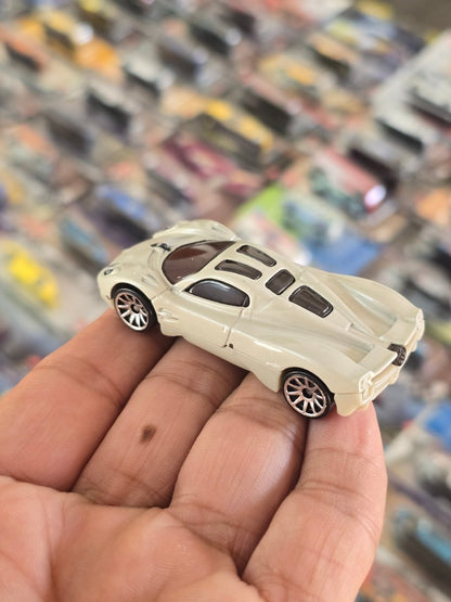 Hot Wheels Pagani Utopia (Uncarded) - Kinder Logs