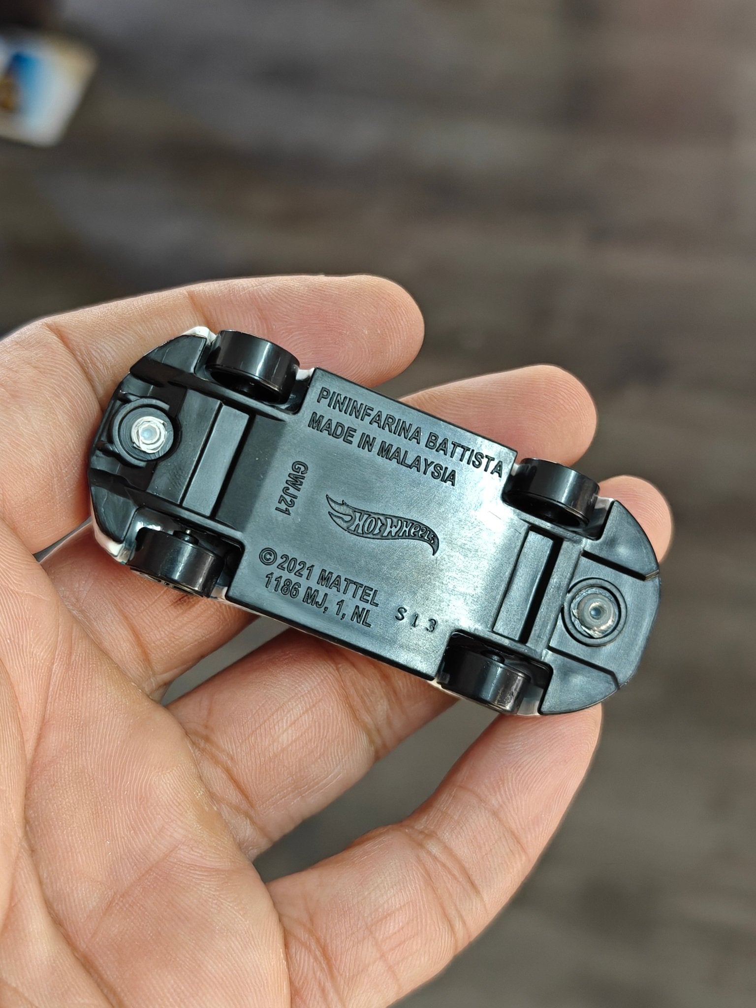 Hot Wheels Pininfarina Battista - White (Uncarded - New) - Kinder Logs