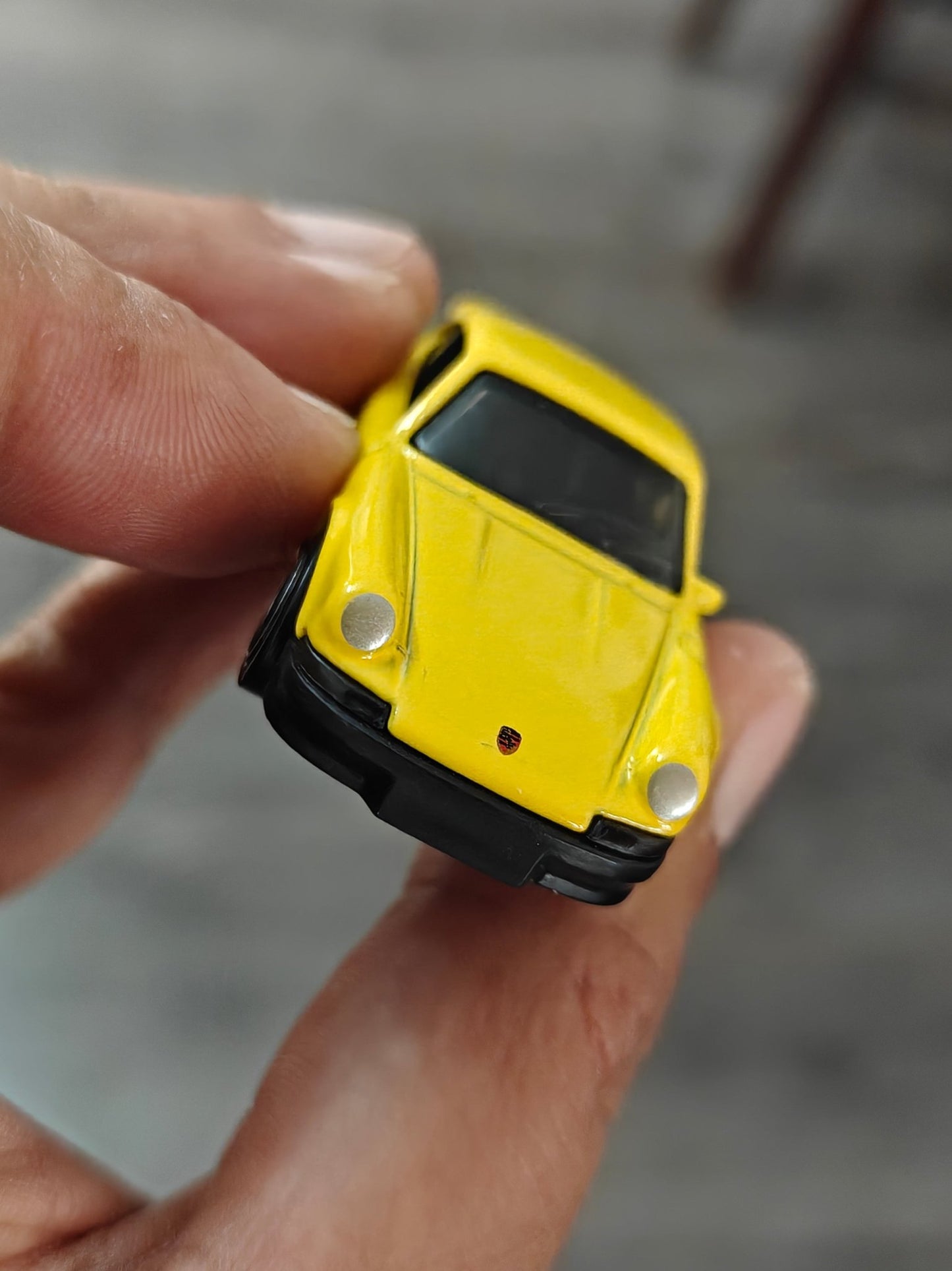 Hot Wheels Porsche 911 Carrera RS 2.7 - Yellow (Uncarded - New) - Kinder Logs
