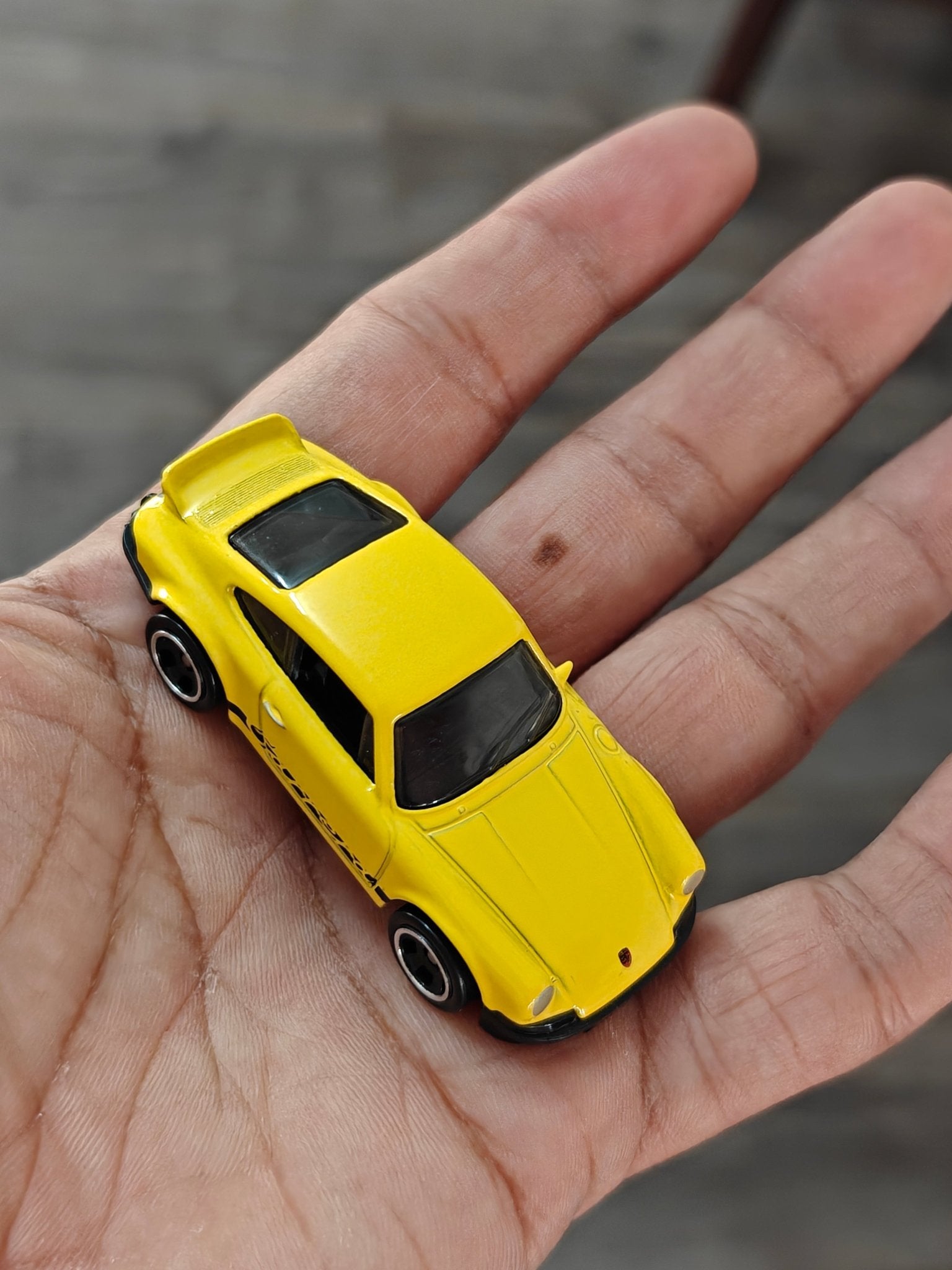 Hot Wheels Porsche 911 Carrera RS 2.7 - Yellow (Uncarded - New) - Kinder Logs