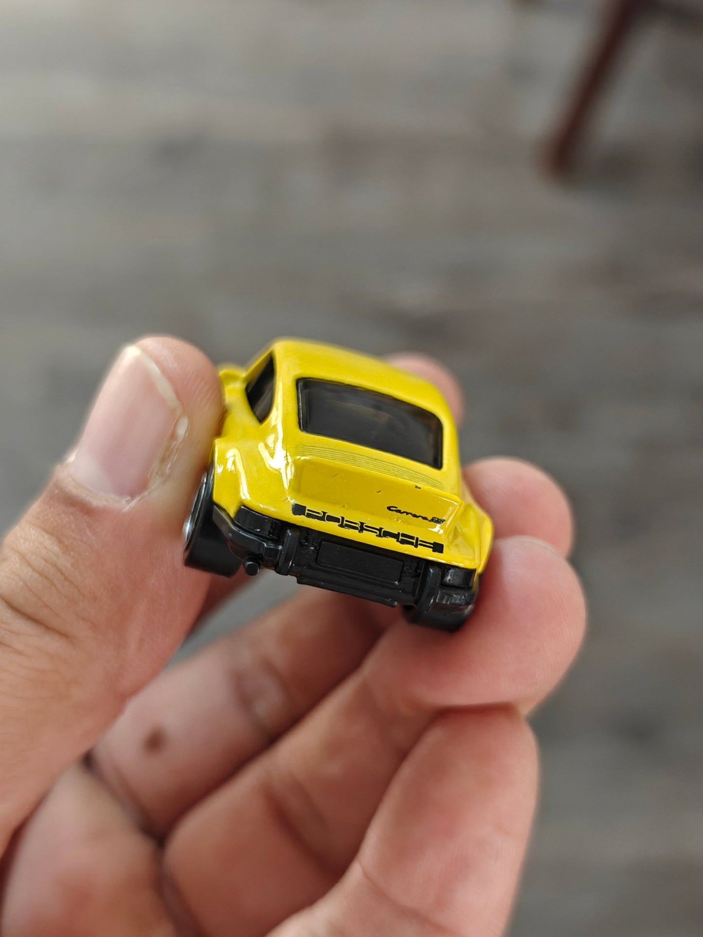 Hot Wheels Porsche 911 Carrera RS 2.7 - Yellow (Uncarded - New) - Kinder Logs