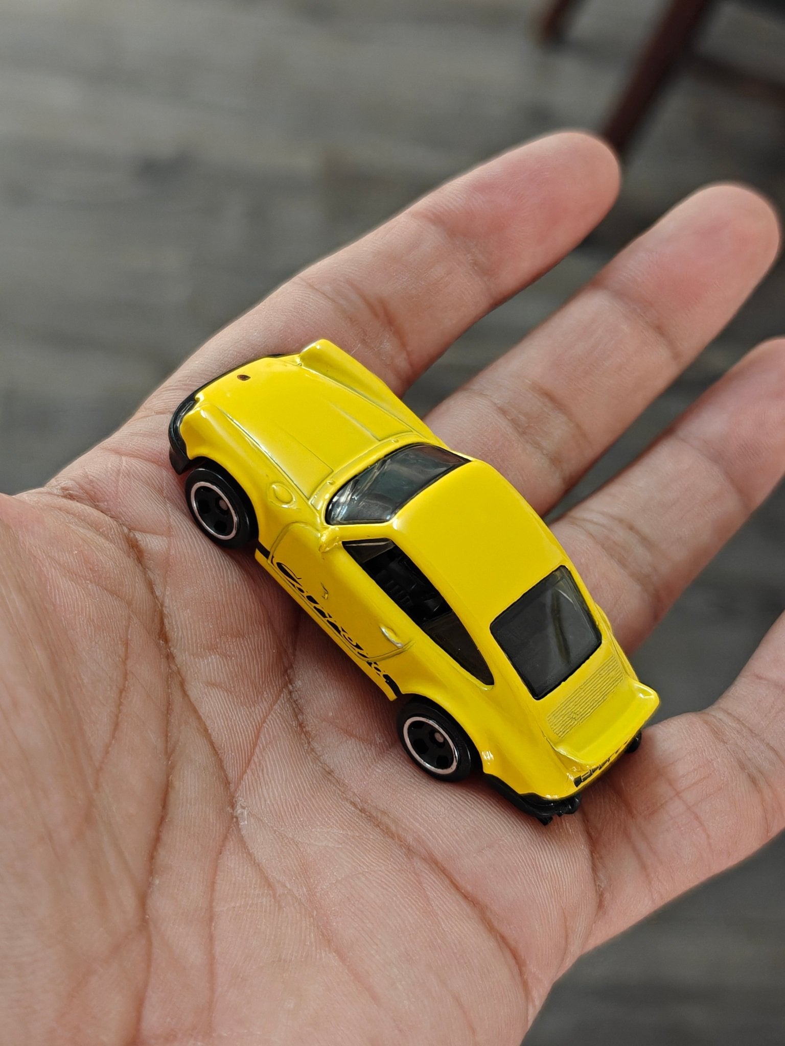 Hot Wheels Porsche 911 Carrera RS 2.7 - Yellow (Uncarded - New) - Kinder Logs