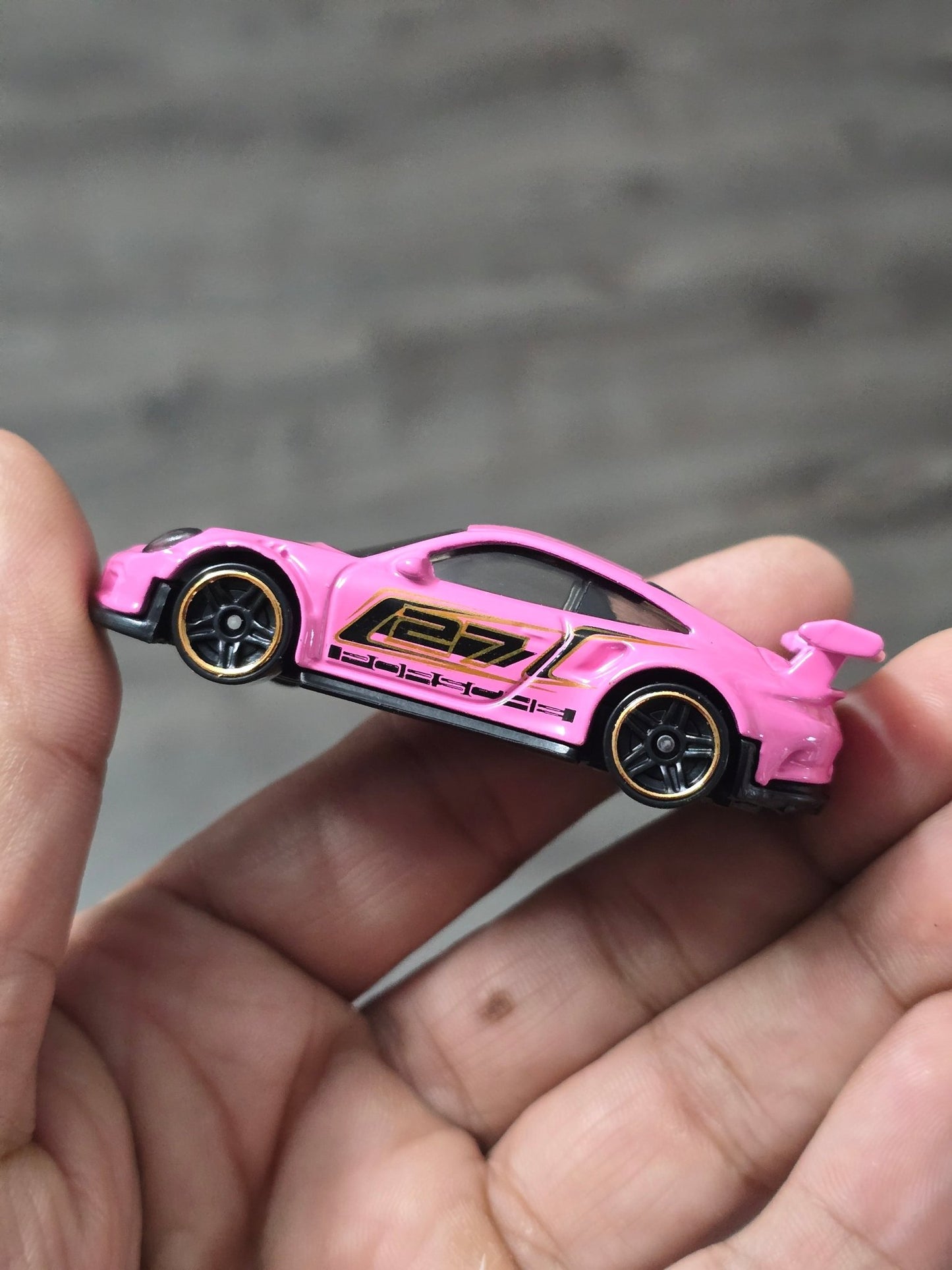 Hot Wheels Porsche 911 GT3 RS - Pink (Uncarded - New) - Kinder Logs