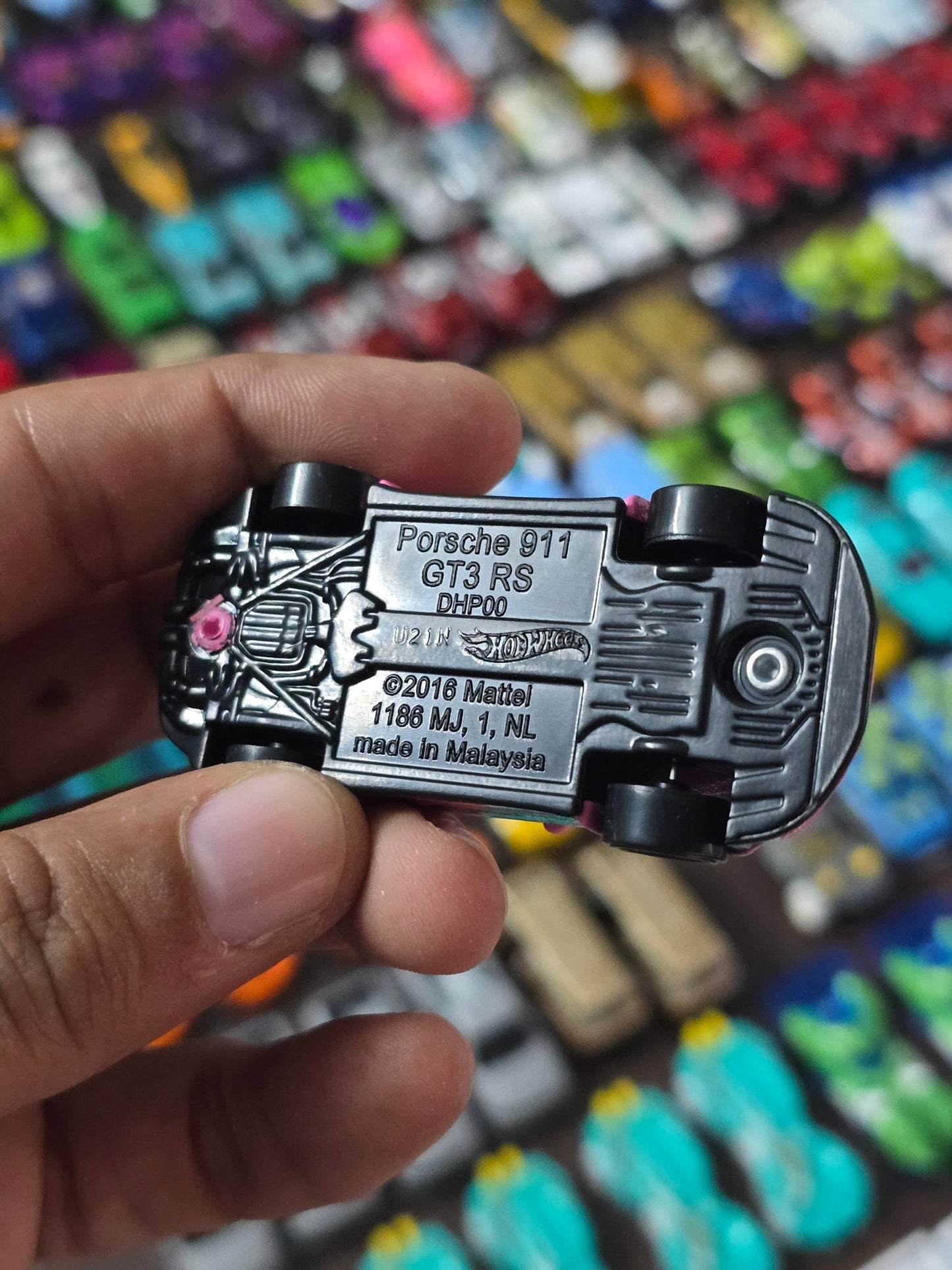 Hot Wheels Porsche 911 GT3 RS - Pink (Uncarded - New) - Kinder Logs