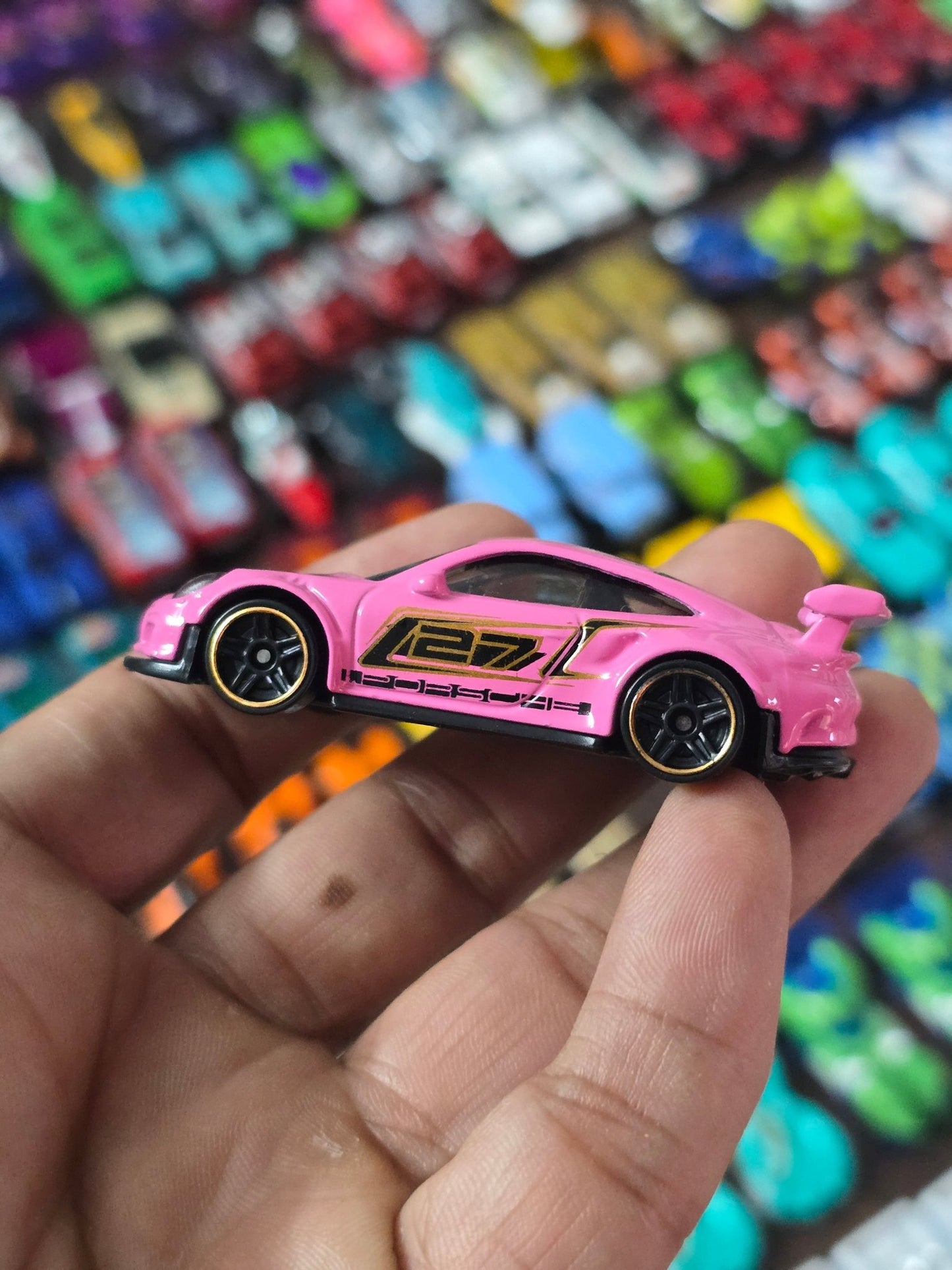 Hot Wheels Porsche 911 GT3 RS - Pink (Uncarded - New) - Kinder Logs