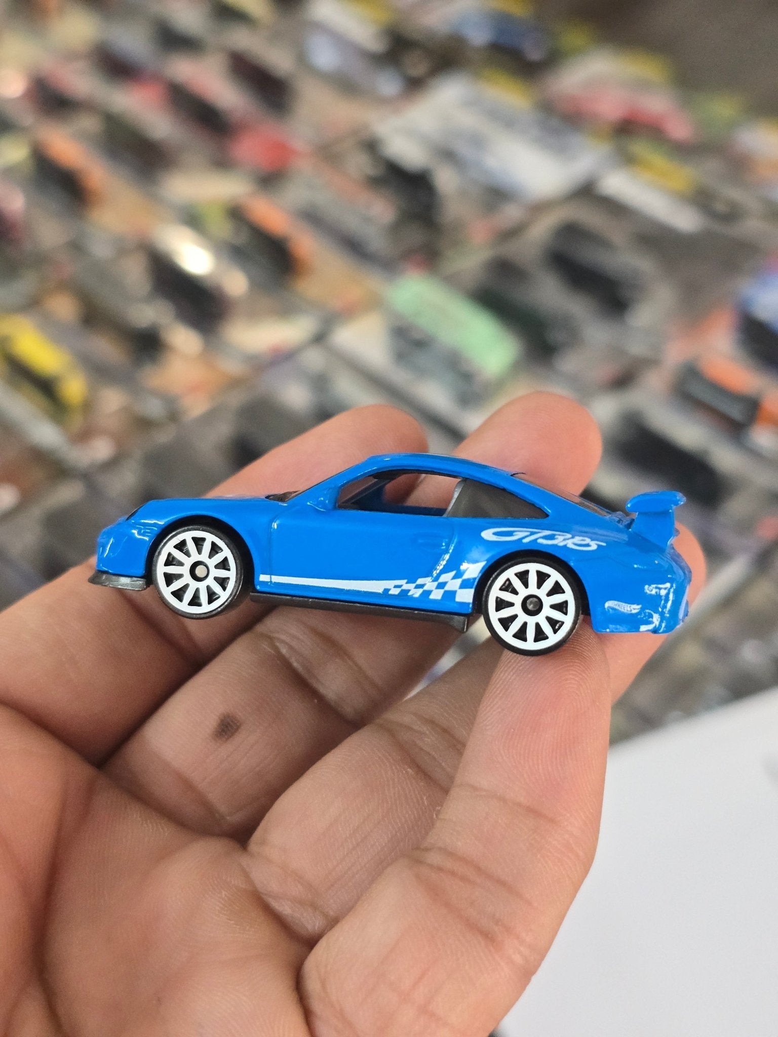 Hot Wheels Porsche 911 GT3 RS (Uncarded) - Kinder Logs