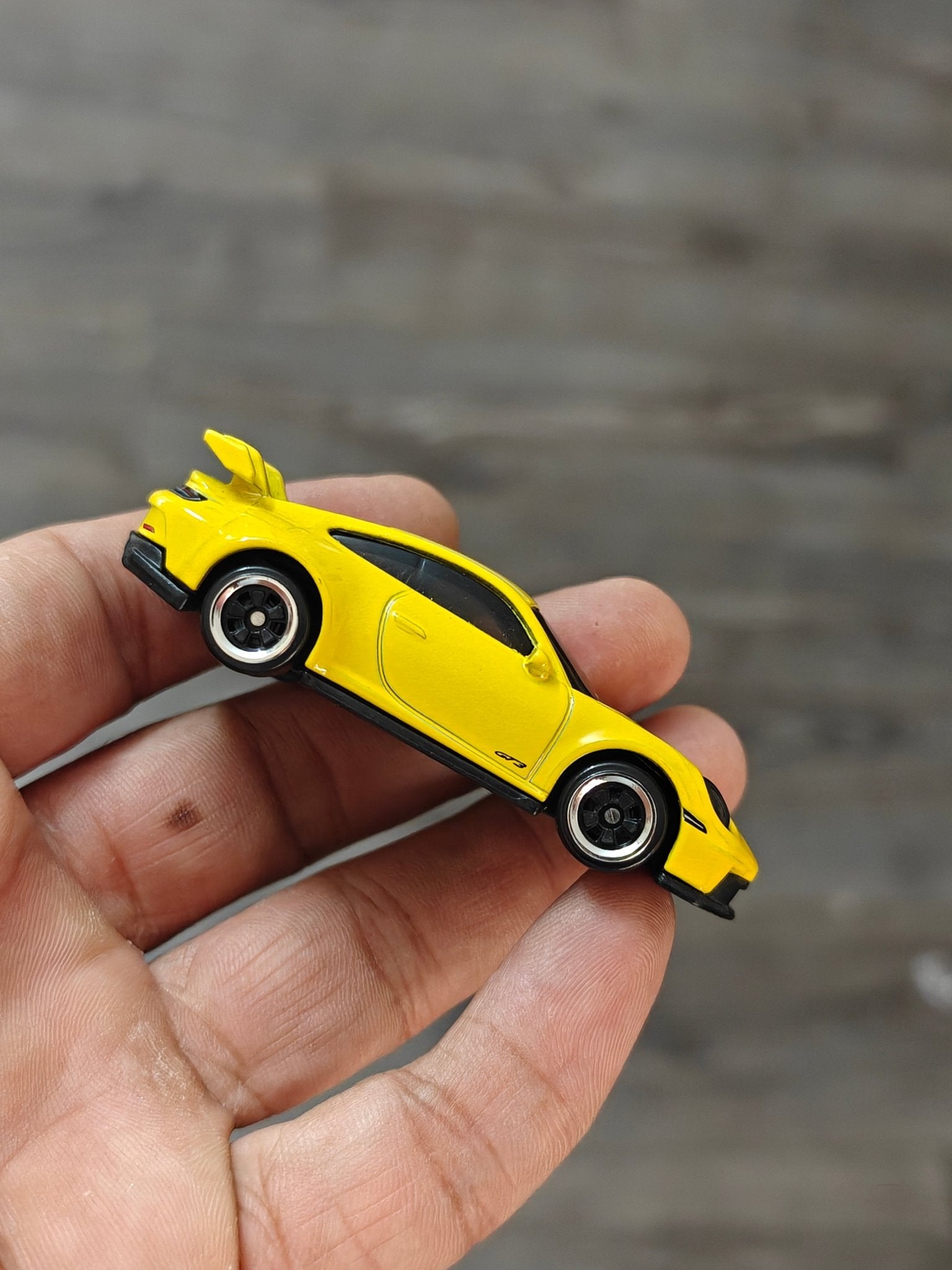 Hot Wheels Porsche 911 GT3 - Yellow (Uncarded - New) - Kinder Logs