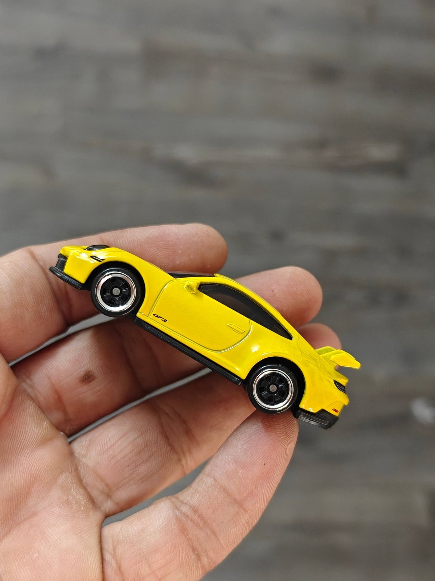 Hot Wheels Porsche 911 GT3 - Yellow (Uncarded - New) - Kinder Logs