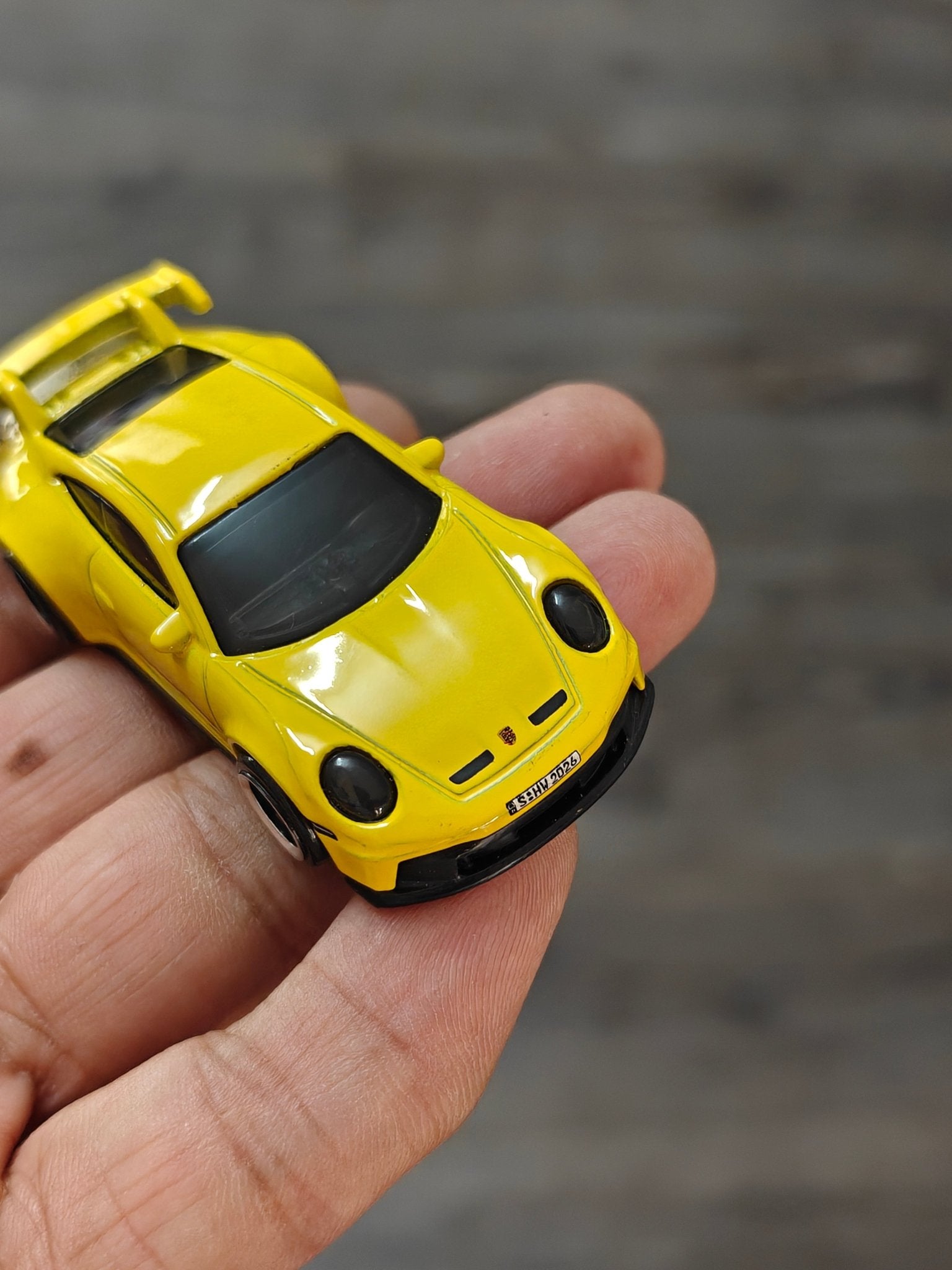 Hot Wheels Porsche 911 GT3 - Yellow (Uncarded - New) - Kinder Logs