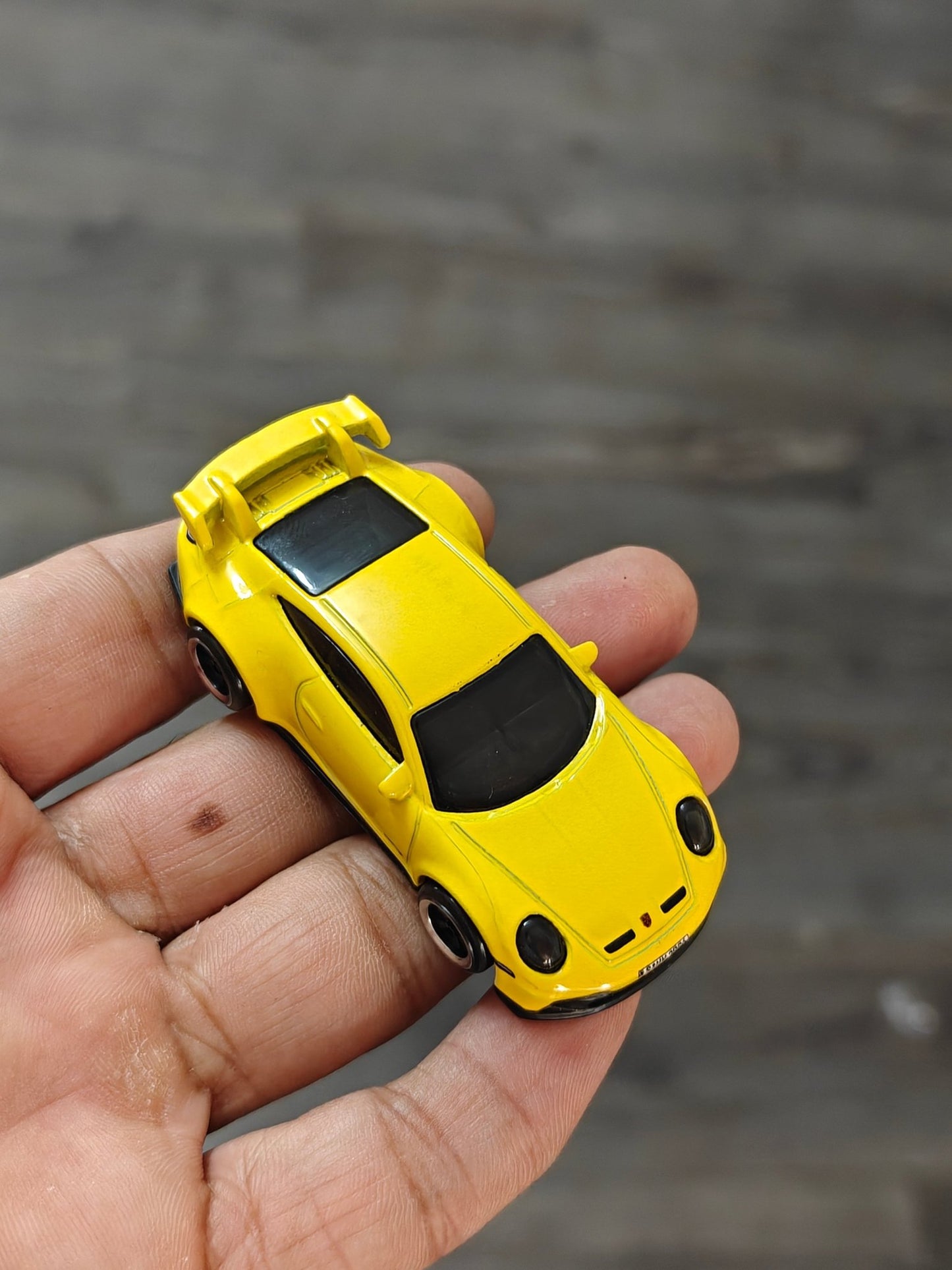 Hot Wheels Porsche 911 GT3 - Yellow (Uncarded - New) - Kinder Logs