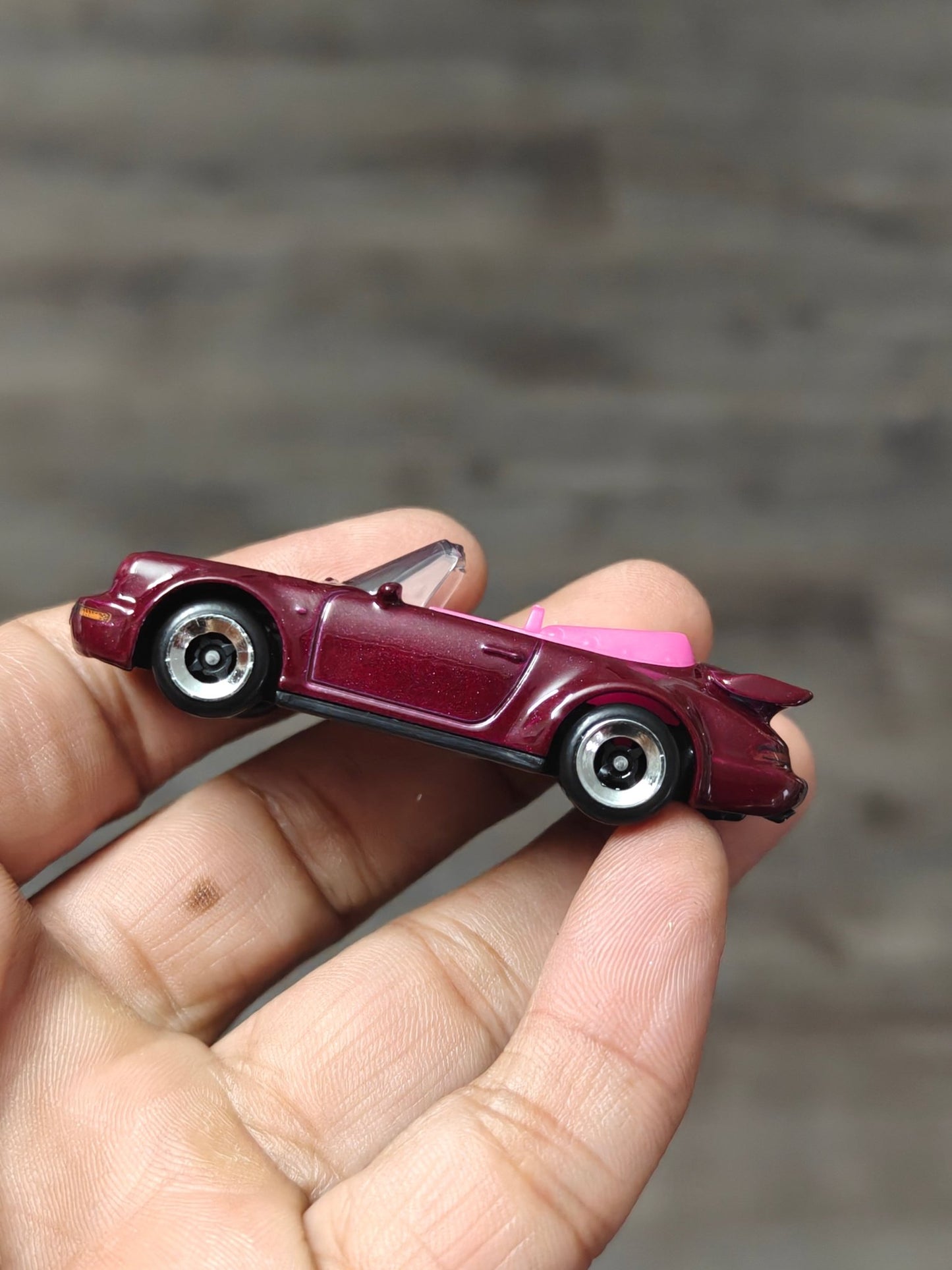 Hot Wheels Porsche 911 Turbo Cabriolet (Uncarded - New) - Kinder Logs