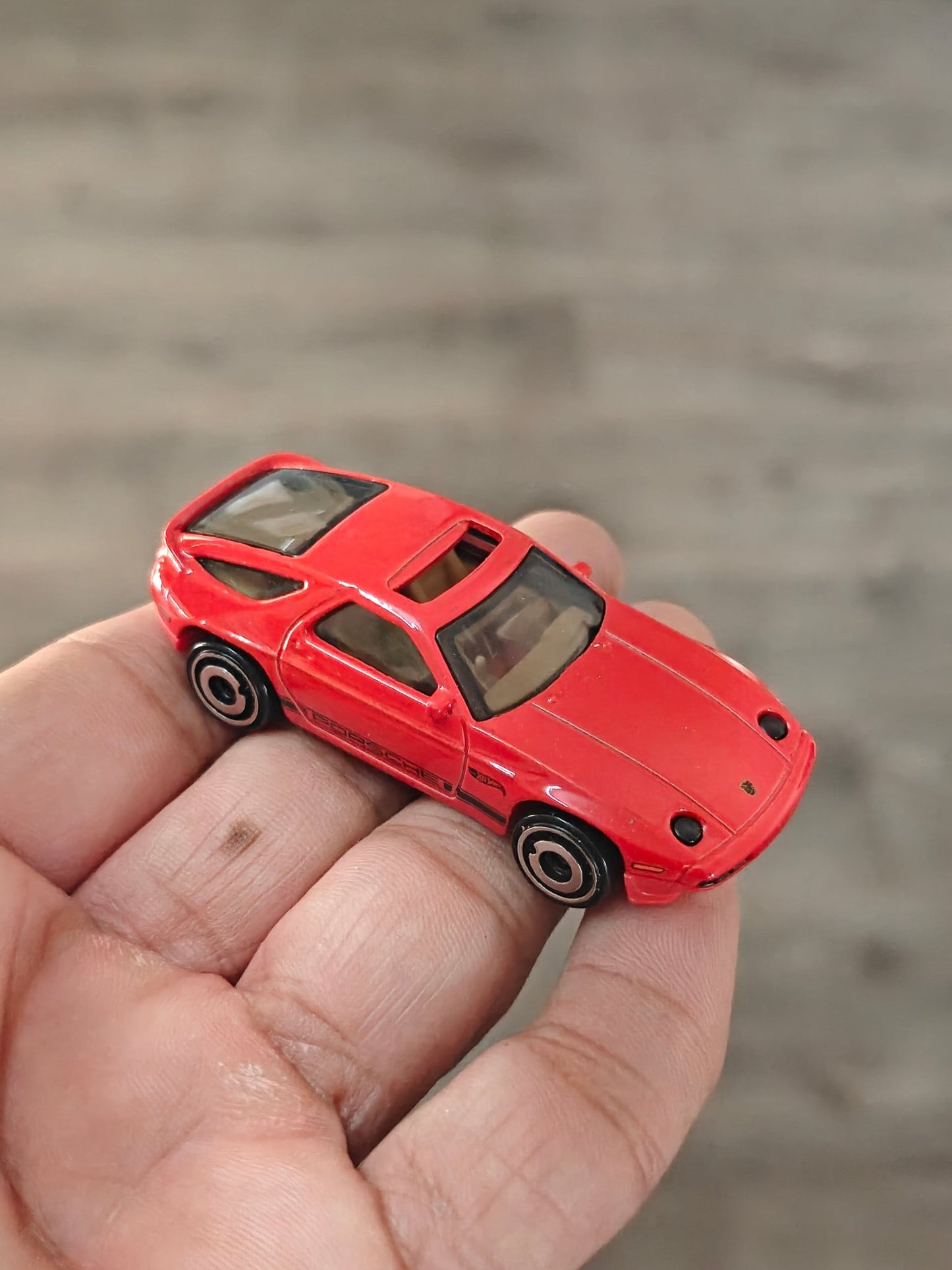 Hot Wheels Porsche 928S - Red (Uncarded - New) - Kinder Logs