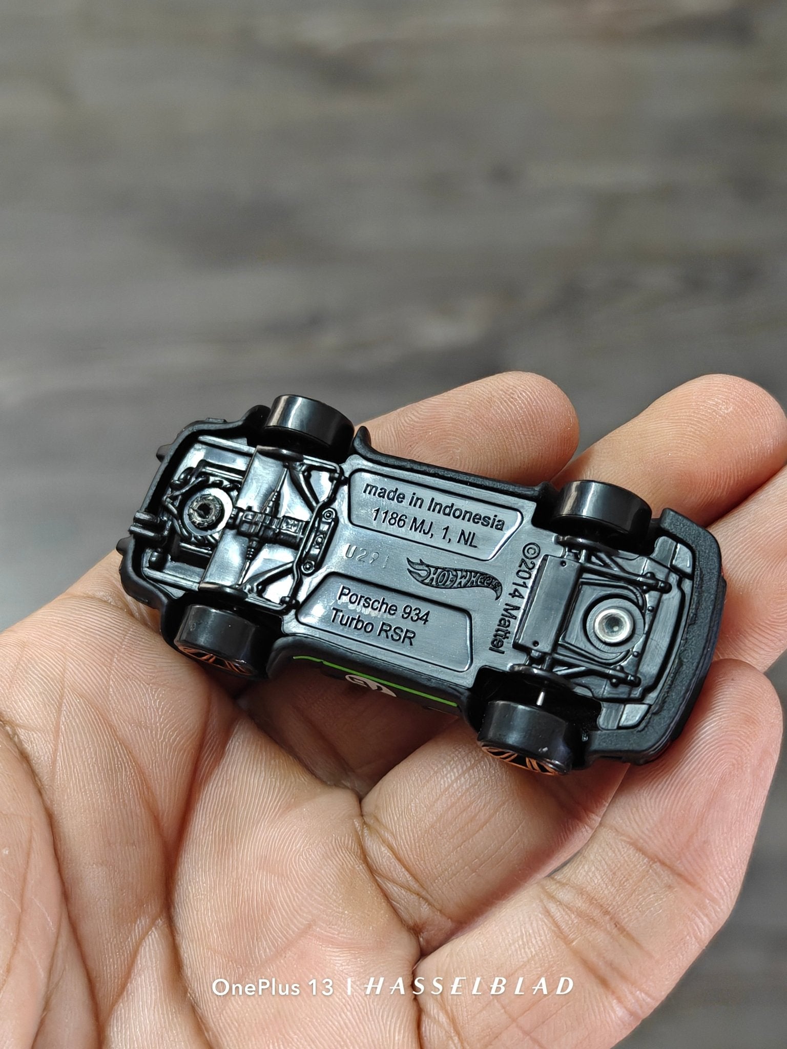 Hot Wheels Porsche 934 Turbo RSR Neon Speeders - Matte Black (Uncarded - New) - Kinder Logs