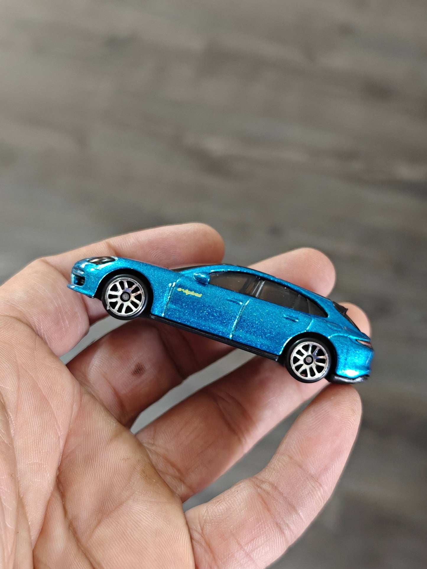 Hot Wheels Porsche Panamera Turbo S - Hybrid Speed (Uncarded - New) - Kinder Logs