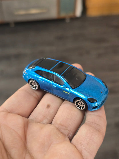 Hot Wheels Porsche Panamera Turbo S - Hybrid Speed (Uncarded - New) - Kinder Logs