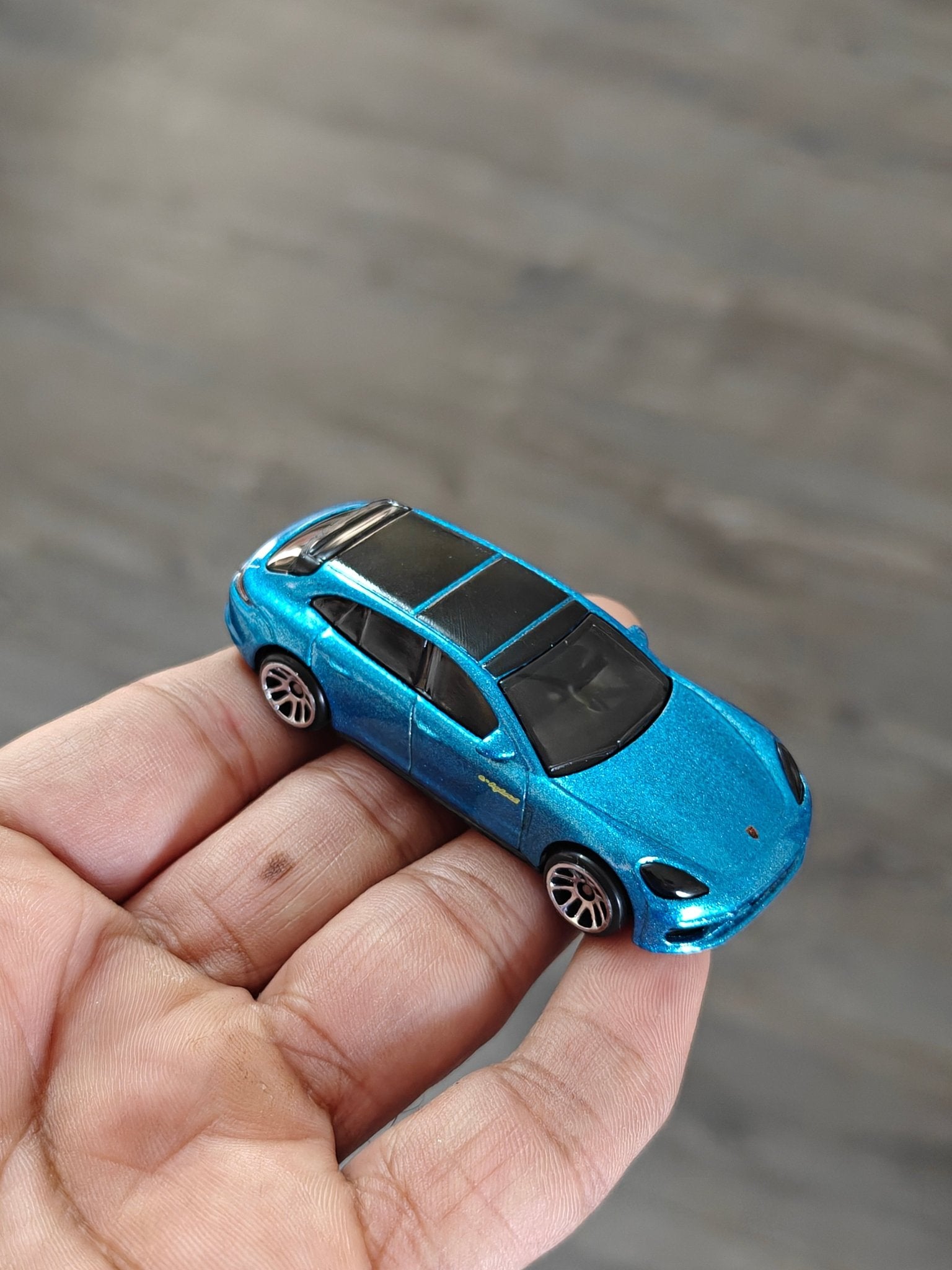 Hot Wheels Porsche Panamera Turbo S - Hybrid Speed (Uncarded - New) - Kinder Logs