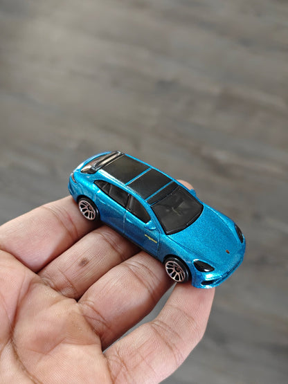Hot Wheels Porsche Panamera Turbo S - Hybrid Speed (Uncarded - New) - Kinder Logs
