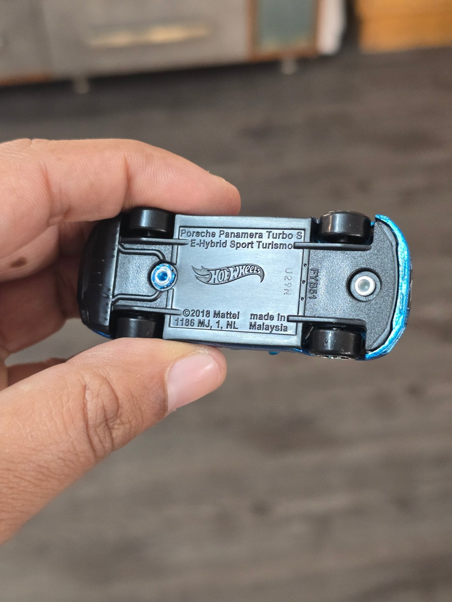 Hot Wheels Porsche Panamera Turbo S - Hybrid Speed (Uncarded - New) - Kinder Logs