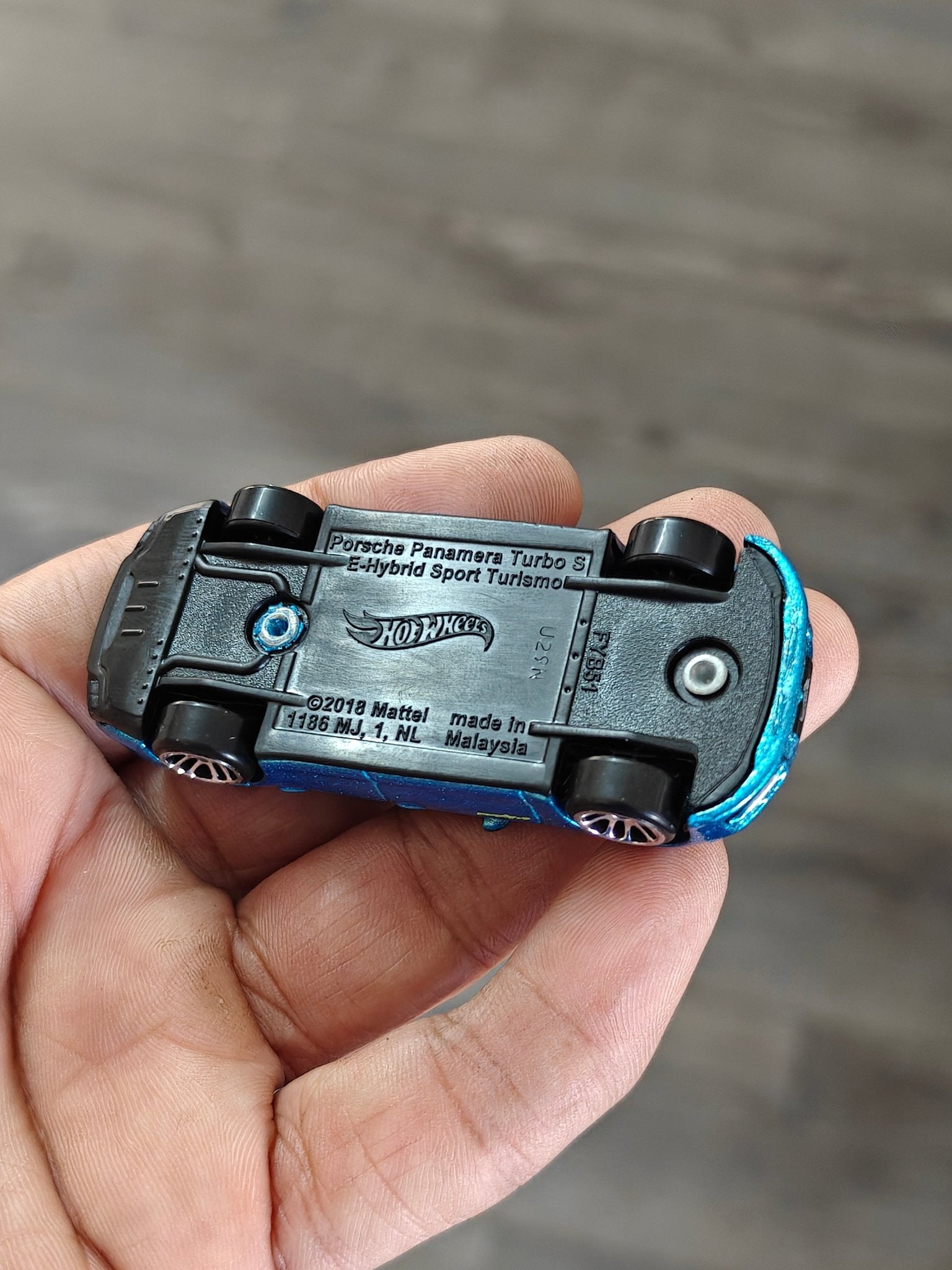 Hot Wheels Porsche Panamera Turbo S - Hybrid Speed (Uncarded - New) - Kinder Logs