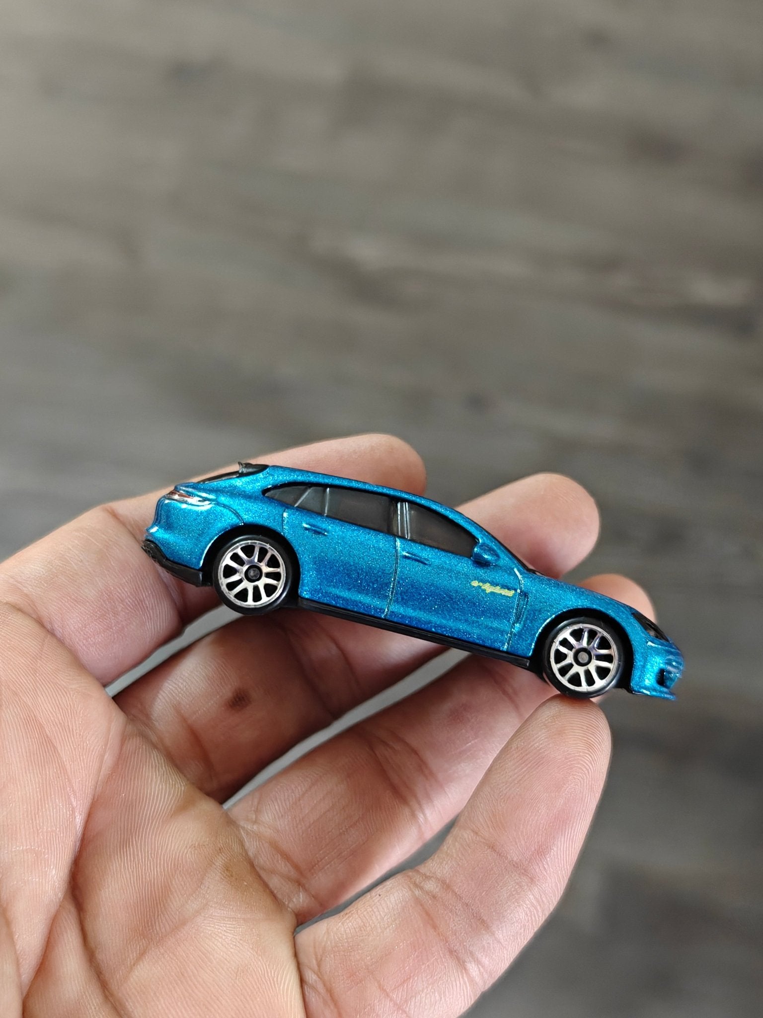 Hot Wheels Porsche Panamera Turbo S - Hybrid Speed (Uncarded - New) - Kinder Logs