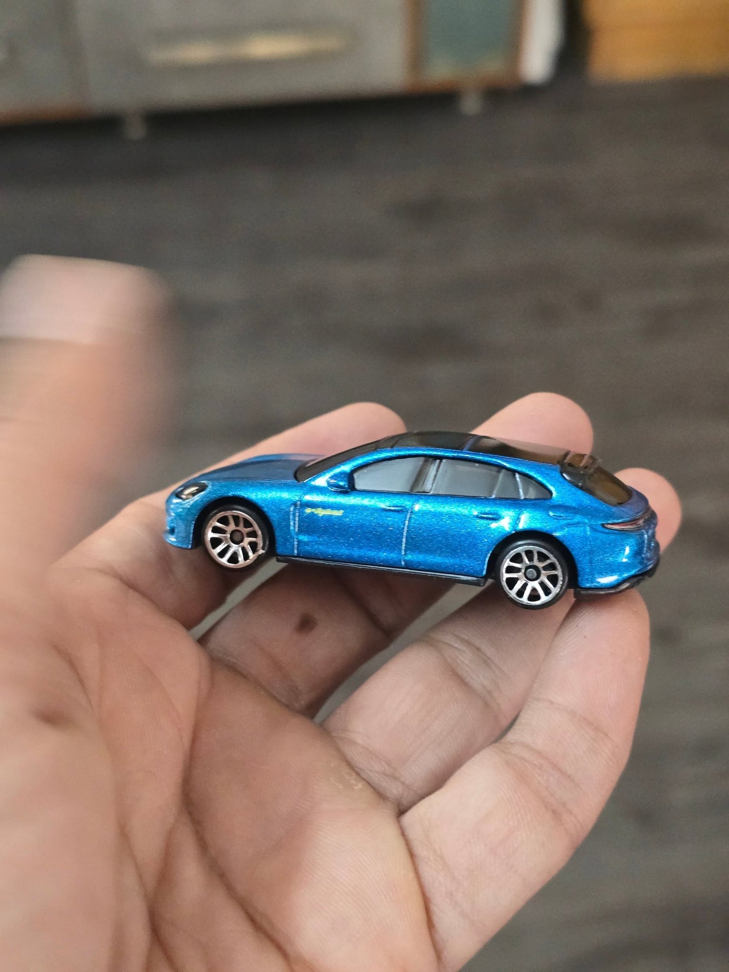 Hot Wheels Porsche Panamera Turbo S - Hybrid Speed (Uncarded - New) - Kinder Logs