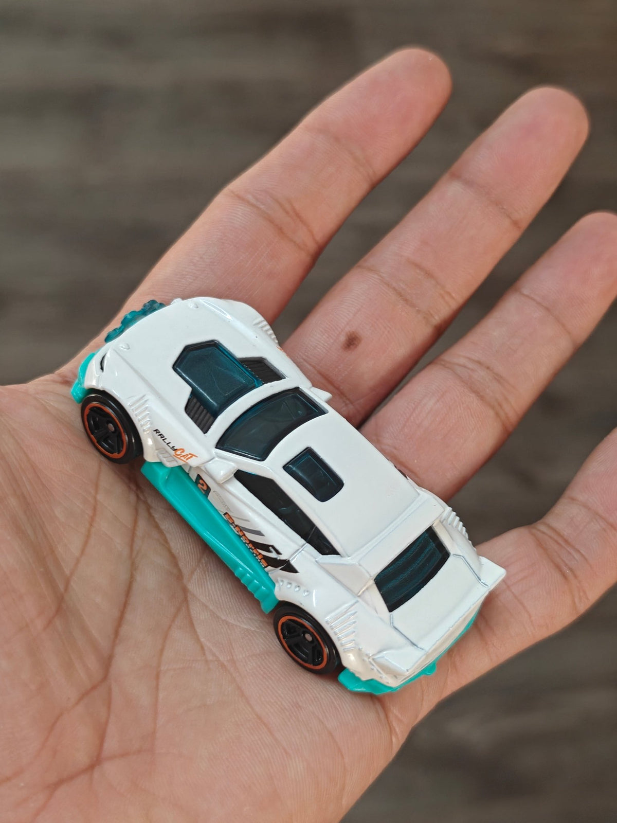 Hot Wheels Rally Cat - White (Uncarded - New) - Kinder Logs