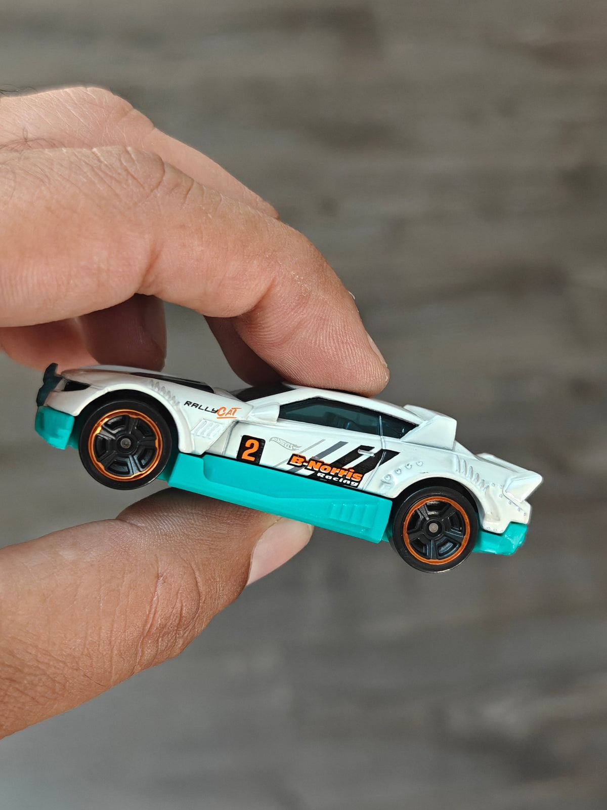 Hot Wheels Rally Cat - White (Uncarded - New) - Kinder Logs