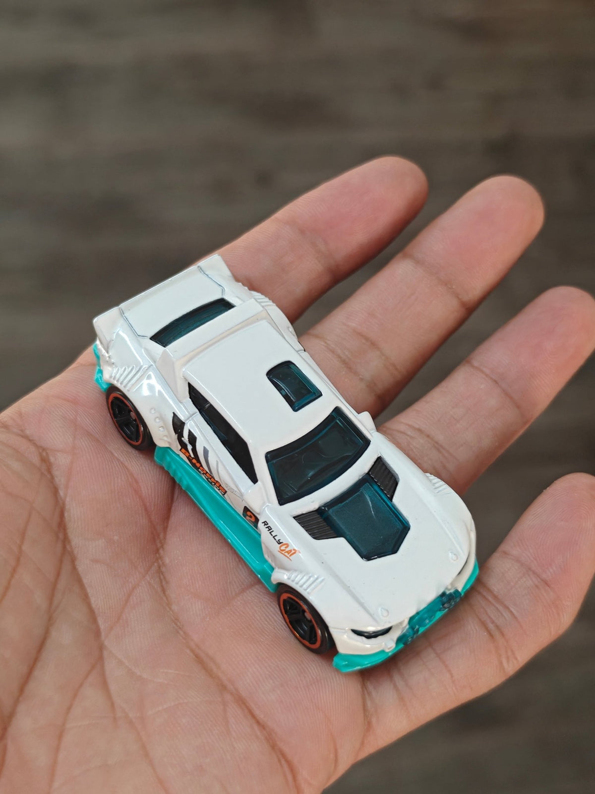 Hot Wheels Rally Cat - White (Uncarded - New) - Kinder Logs