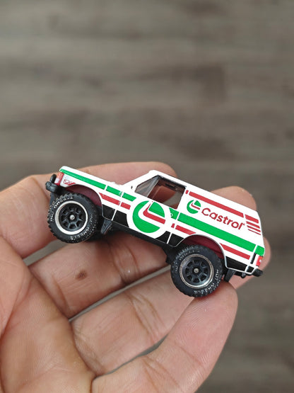 Hot Wheels Range Rover Classic - White (Uncarded) - Kinder Logs