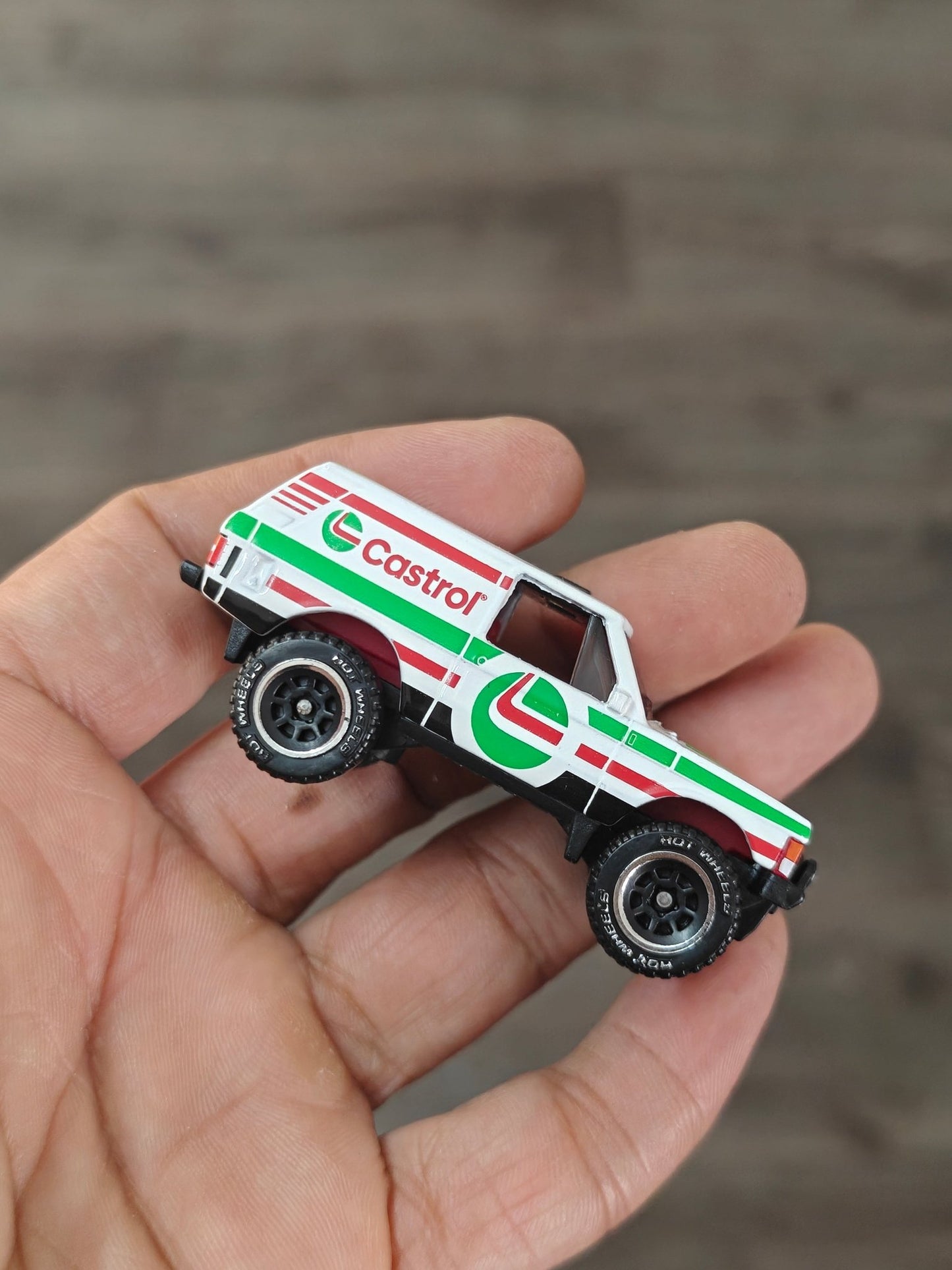 Hot Wheels Range Rover Classic - White (Uncarded) - Kinder Logs