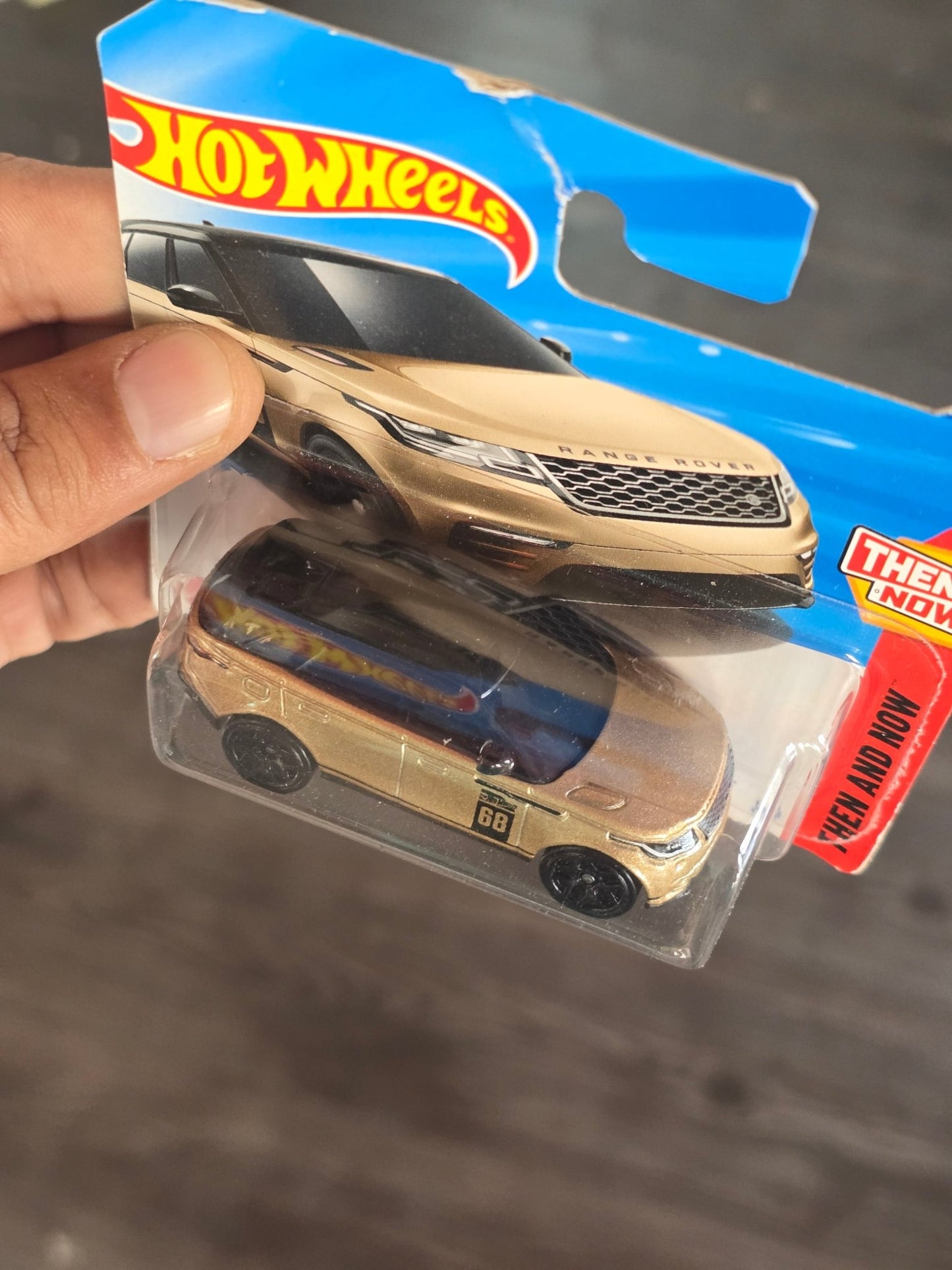 Hot Wheels Range Rover Velar - Gold (Creased Card) - Kinder Logs