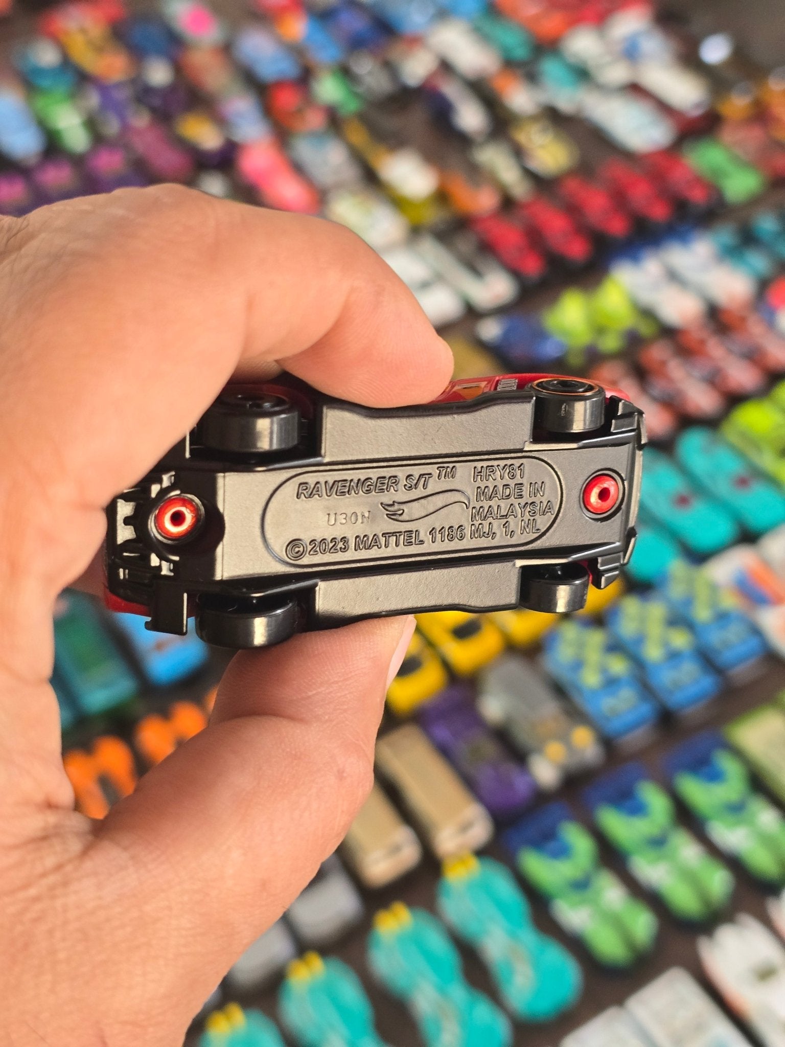 Hot Wheels Ravenger S/T - Red (Uncarded - New) - Kinder Logs