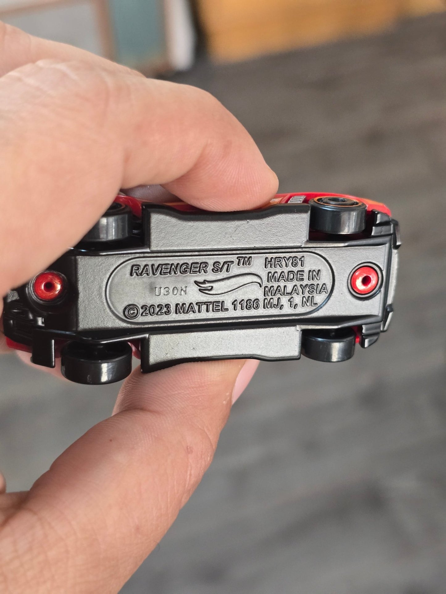 Hot Wheels Ravenger S/T - Red (Uncarded - New) - Kinder Logs