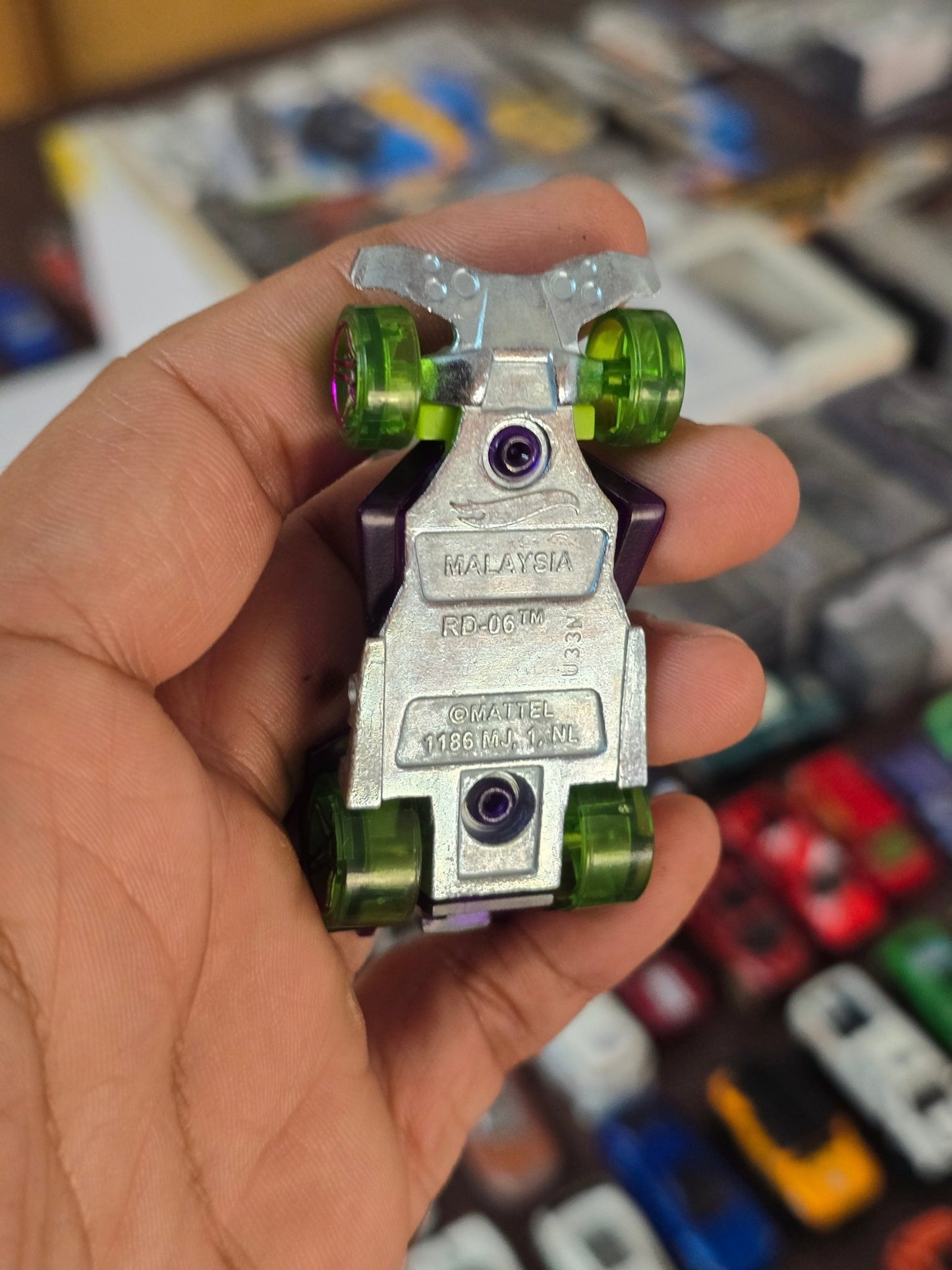 Hot Wheels RD - 06 X - Raycers - Purple (Uncarded - New) - Kinder Logs