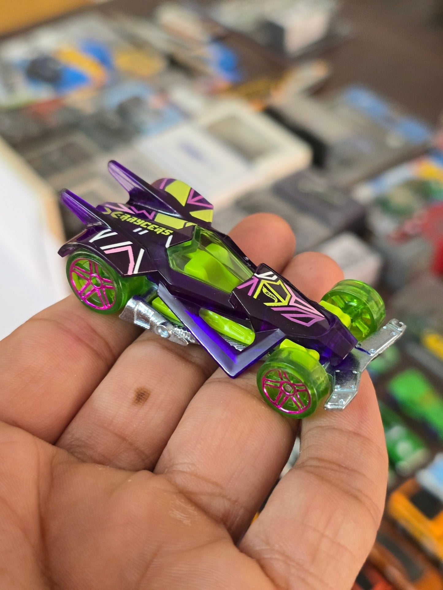 Hot Wheels RD - 06 X - Raycers - Purple (Uncarded - New) - Kinder Logs