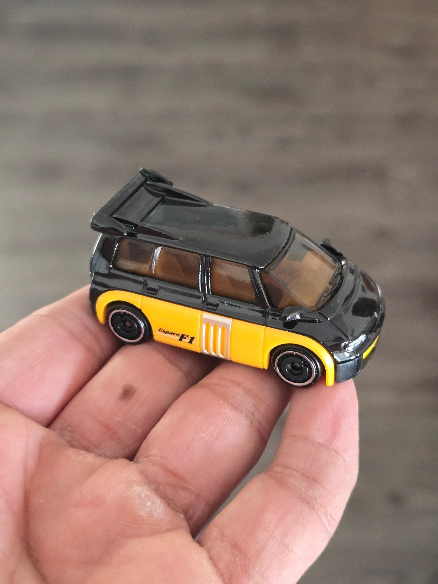 Hot Wheels Renault Espace F1 - Black (Uncarded - New) - Kinder Logs
