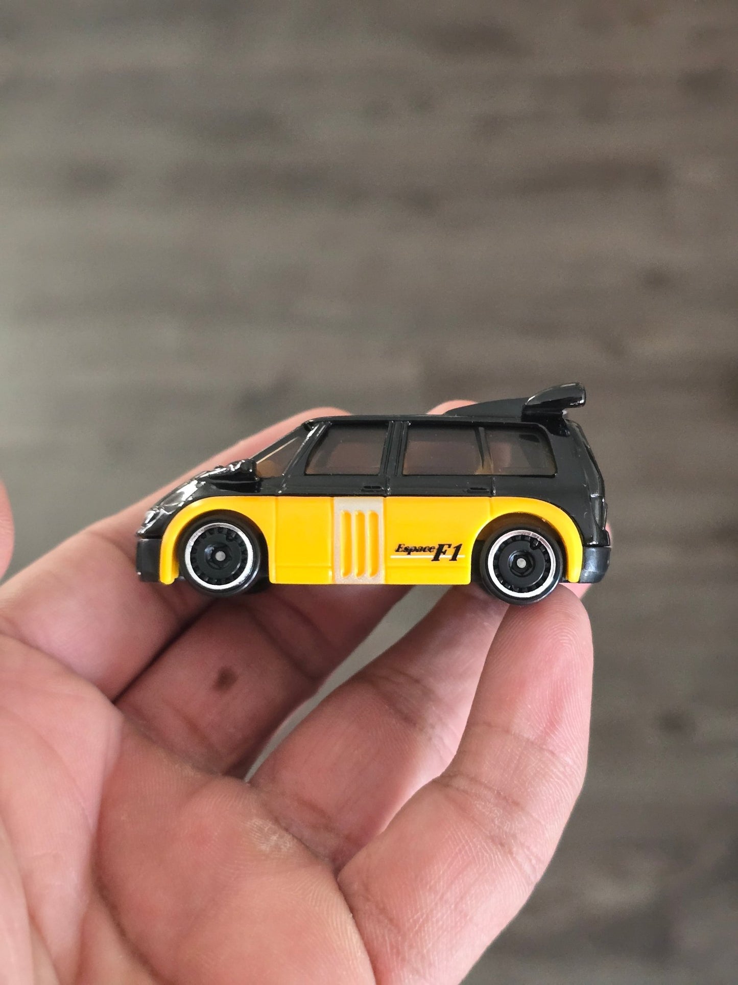 Hot Wheels Renault Espace F1 - Black (Uncarded - New) - Kinder Logs