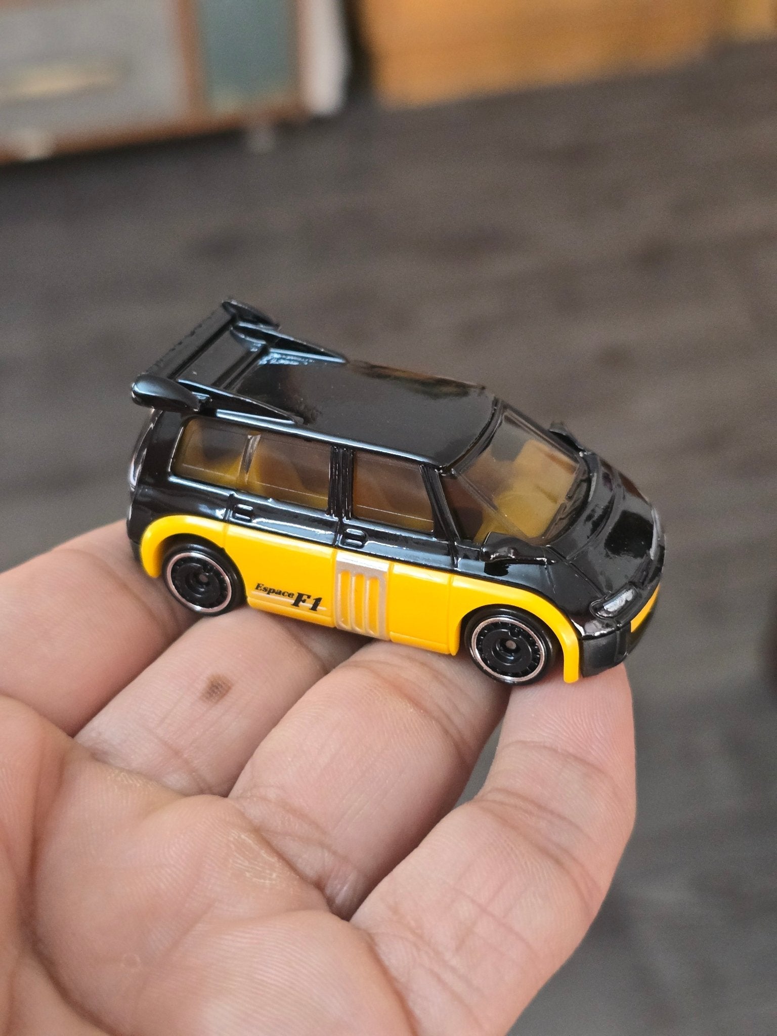 Hot Wheels Renault Espace F1 - Black (Uncarded - New) - Kinder Logs