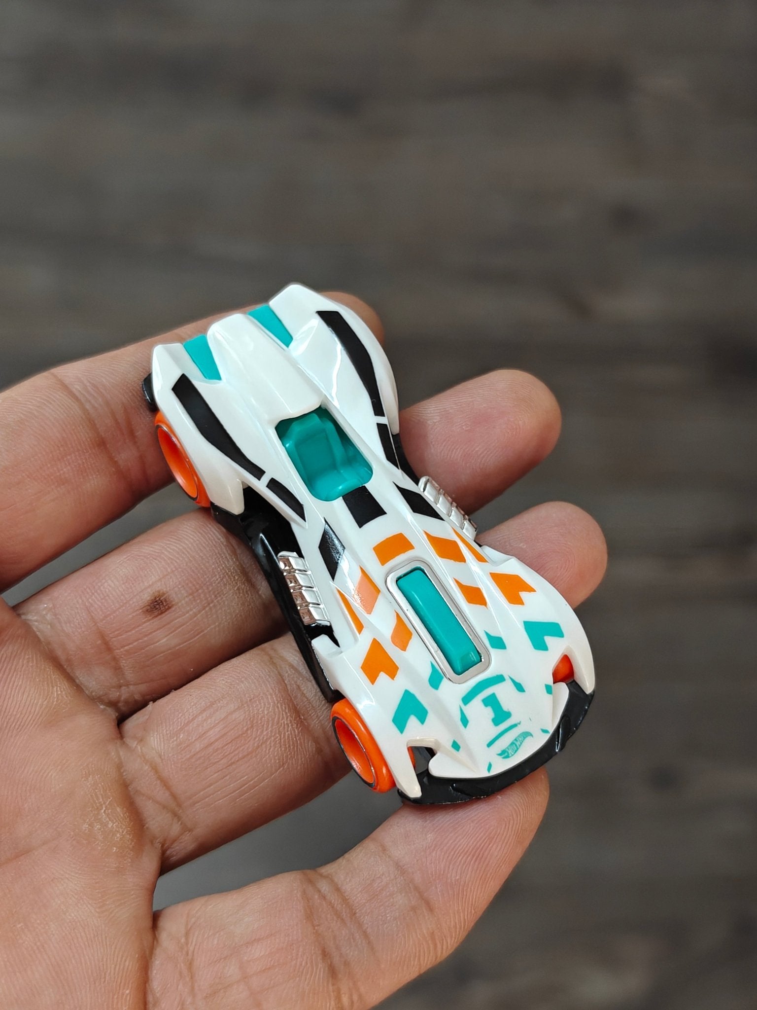 Hot Wheels Roadster Bite - White (Uncarded - New) - Kinder Logs