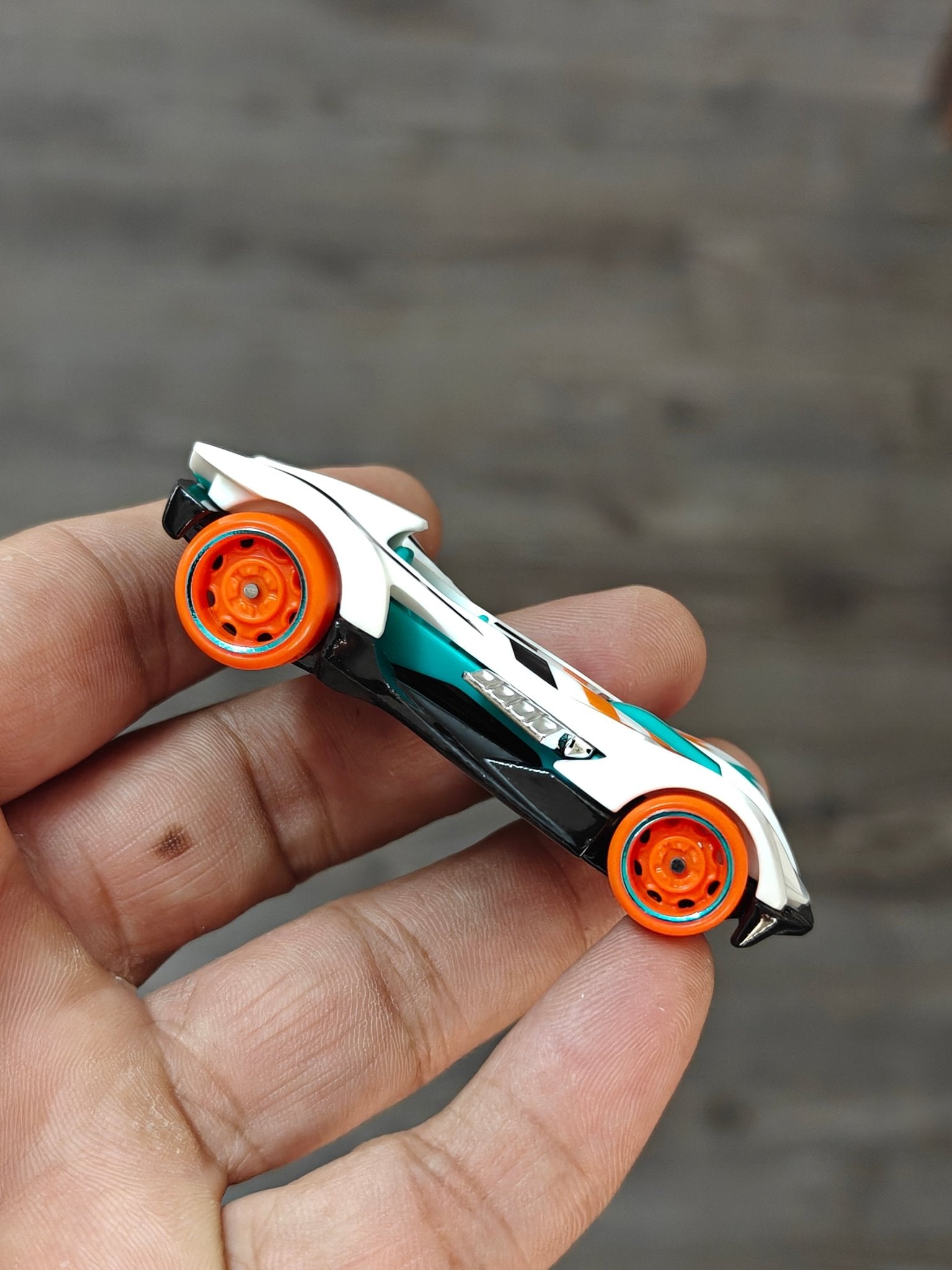 Hot Wheels Roadster Bite - White (Uncarded - New) - Kinder Logs