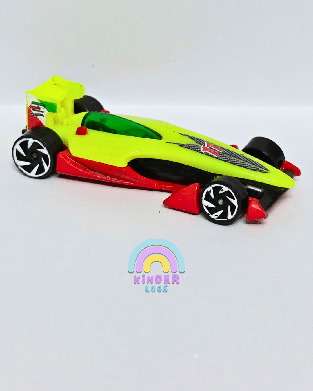 Hot Wheels Speedy Pérez - Green (Pre - Owned Car) - Kinder Logs