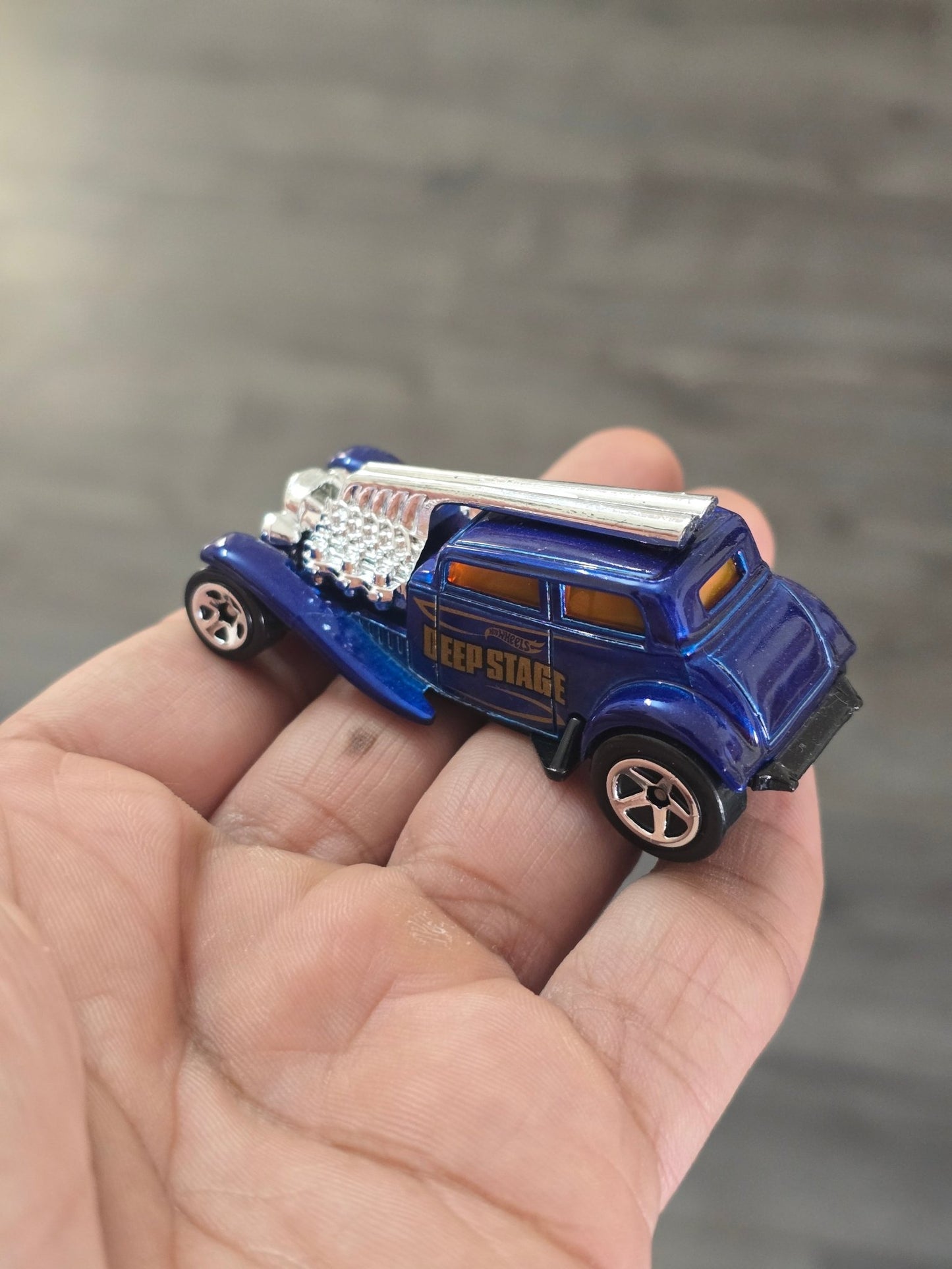 Hot Wheels Straight Pipes Deep Stage (Uncarded - New) - Kinder Logs