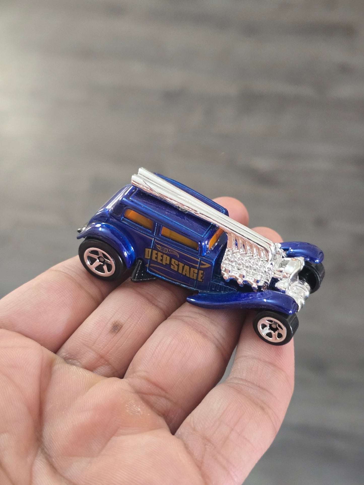 Hot Wheels Straight Pipes Deep Stage (Uncarded - New) - Kinder Logs