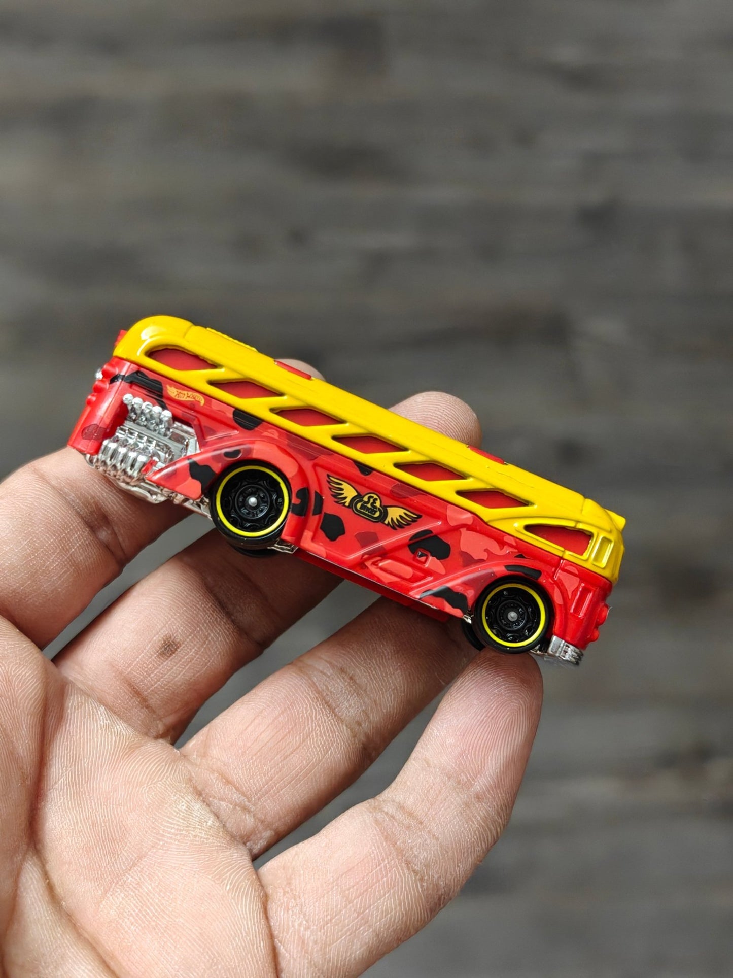 Hot Wheels Surfin' School Bus - Yellow - Red (Uncarded - New) - Kinder Logs