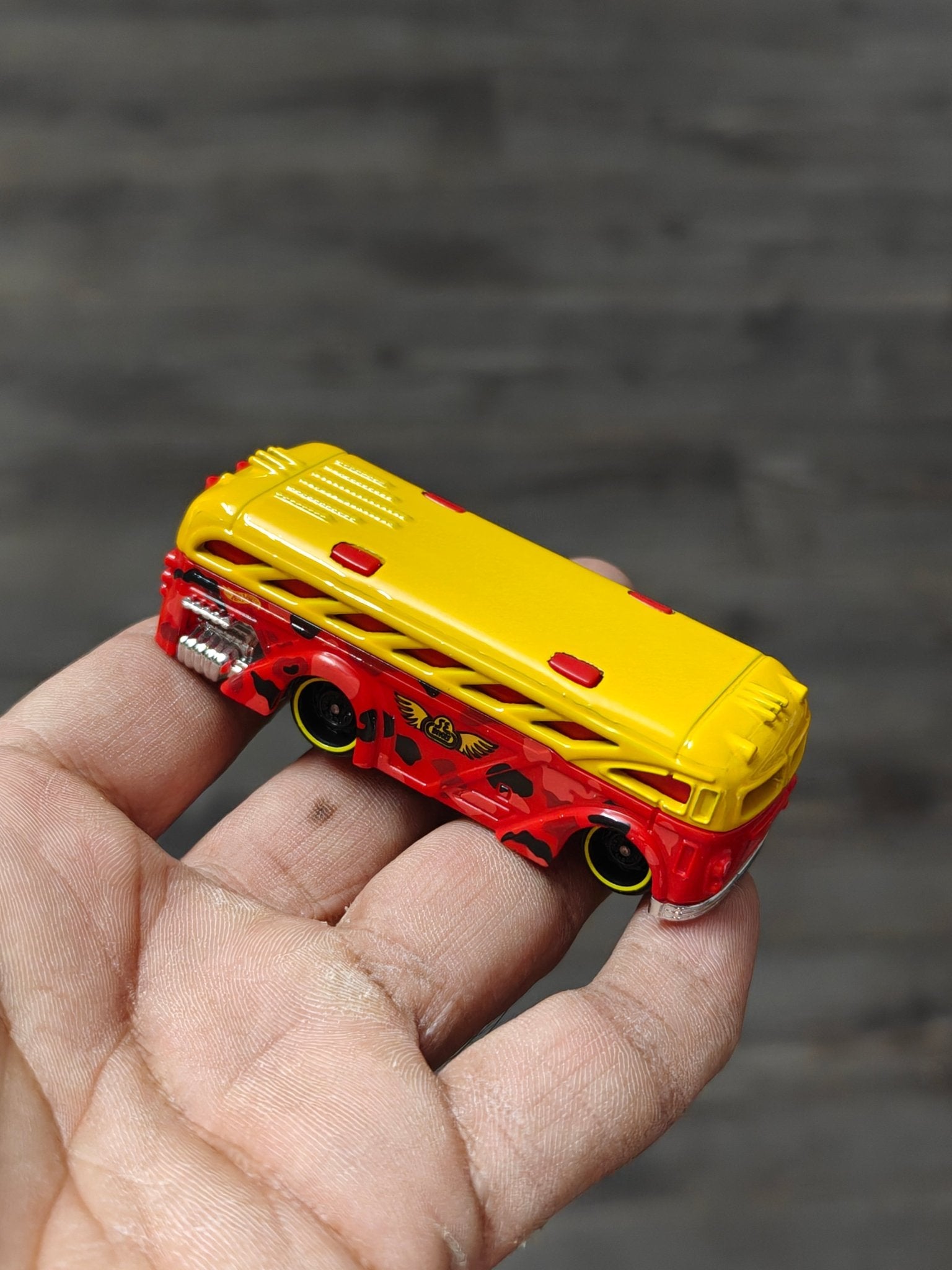 Hot Wheels Surfin' School Bus - Yellow - Red (Uncarded - New) - Kinder Logs