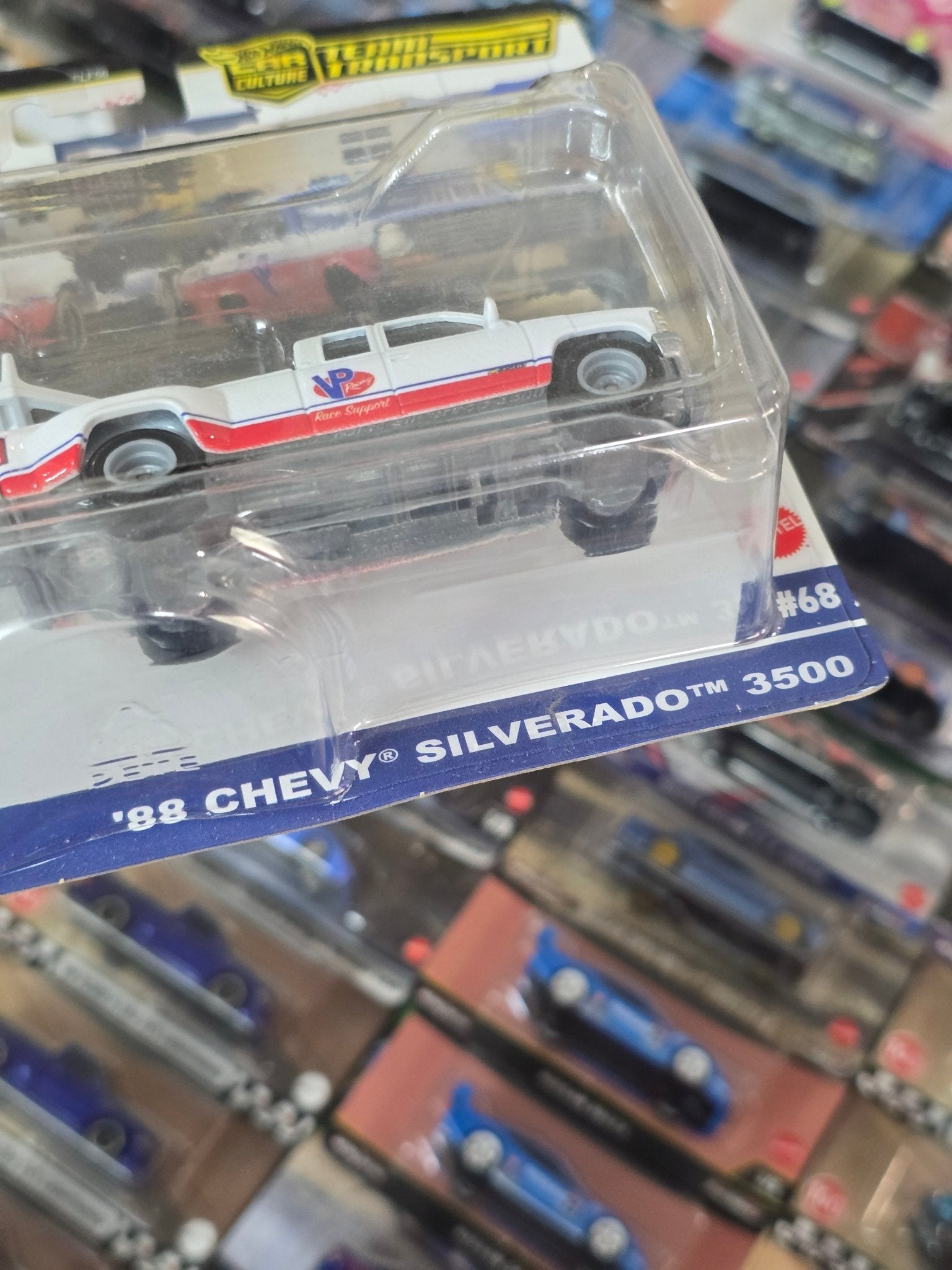 Hot Wheels Team Transport Chevrolet 1963 Nova With 1988 Silverado 3500 - Kinder Logs